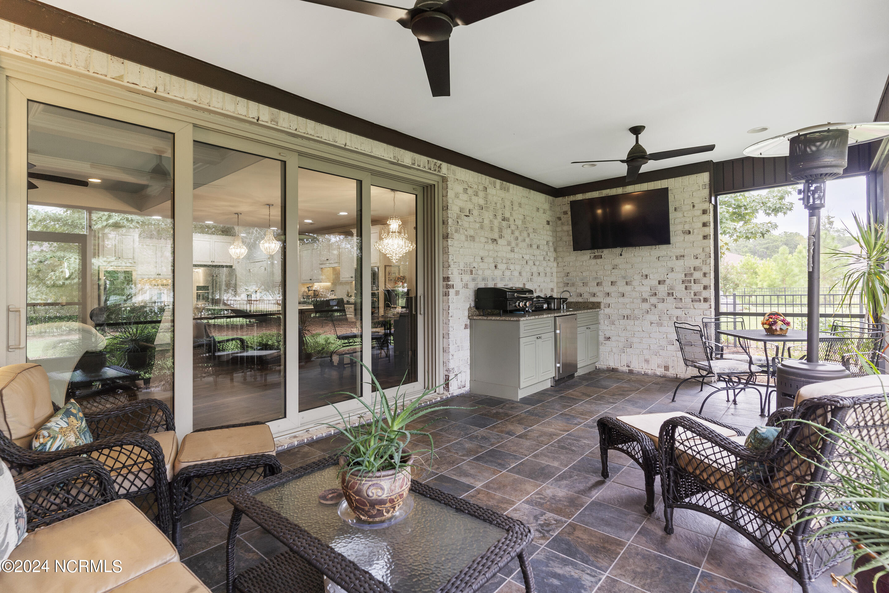 100554009 | Photo 32