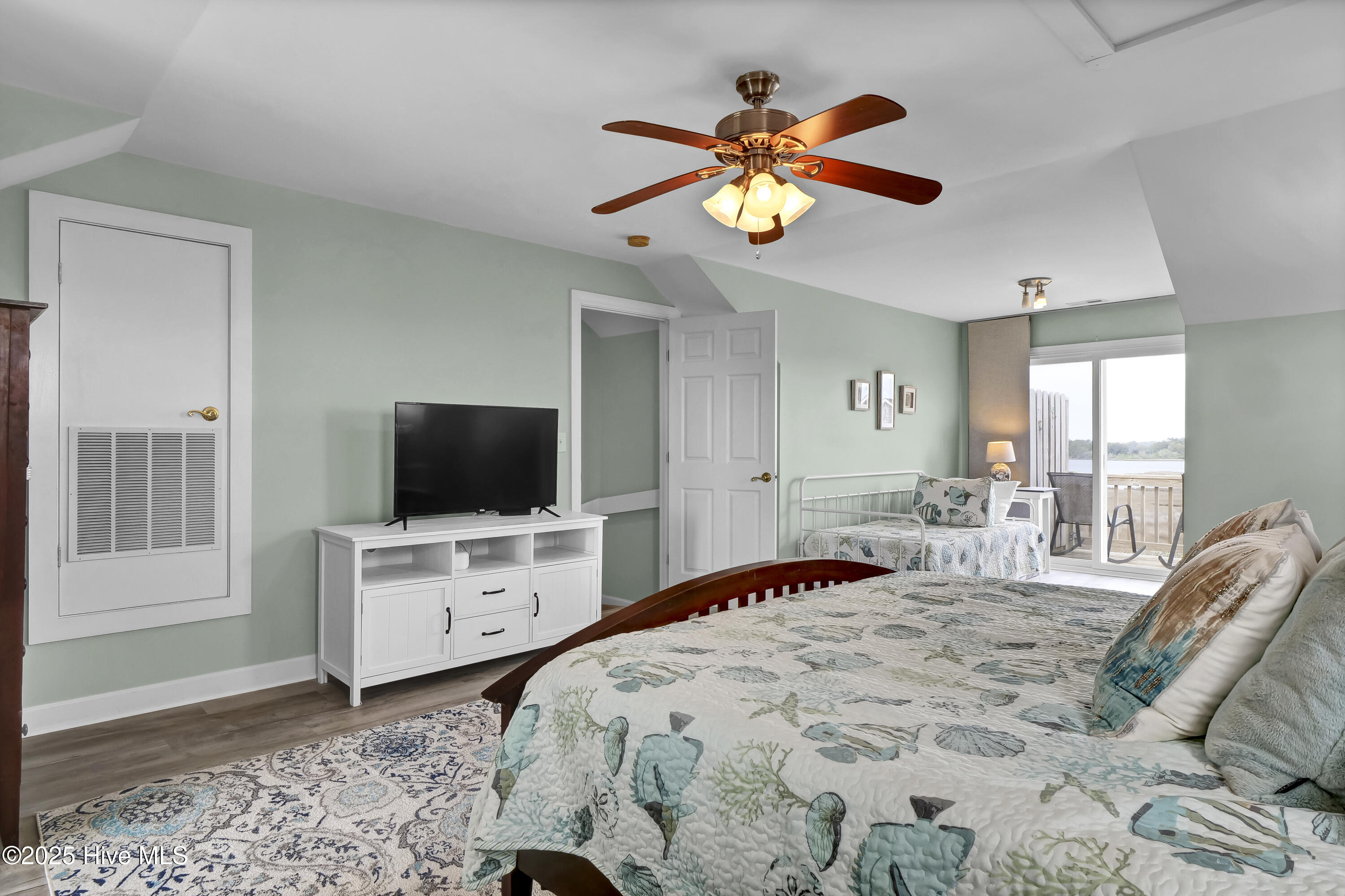 100534382 | Photo 17