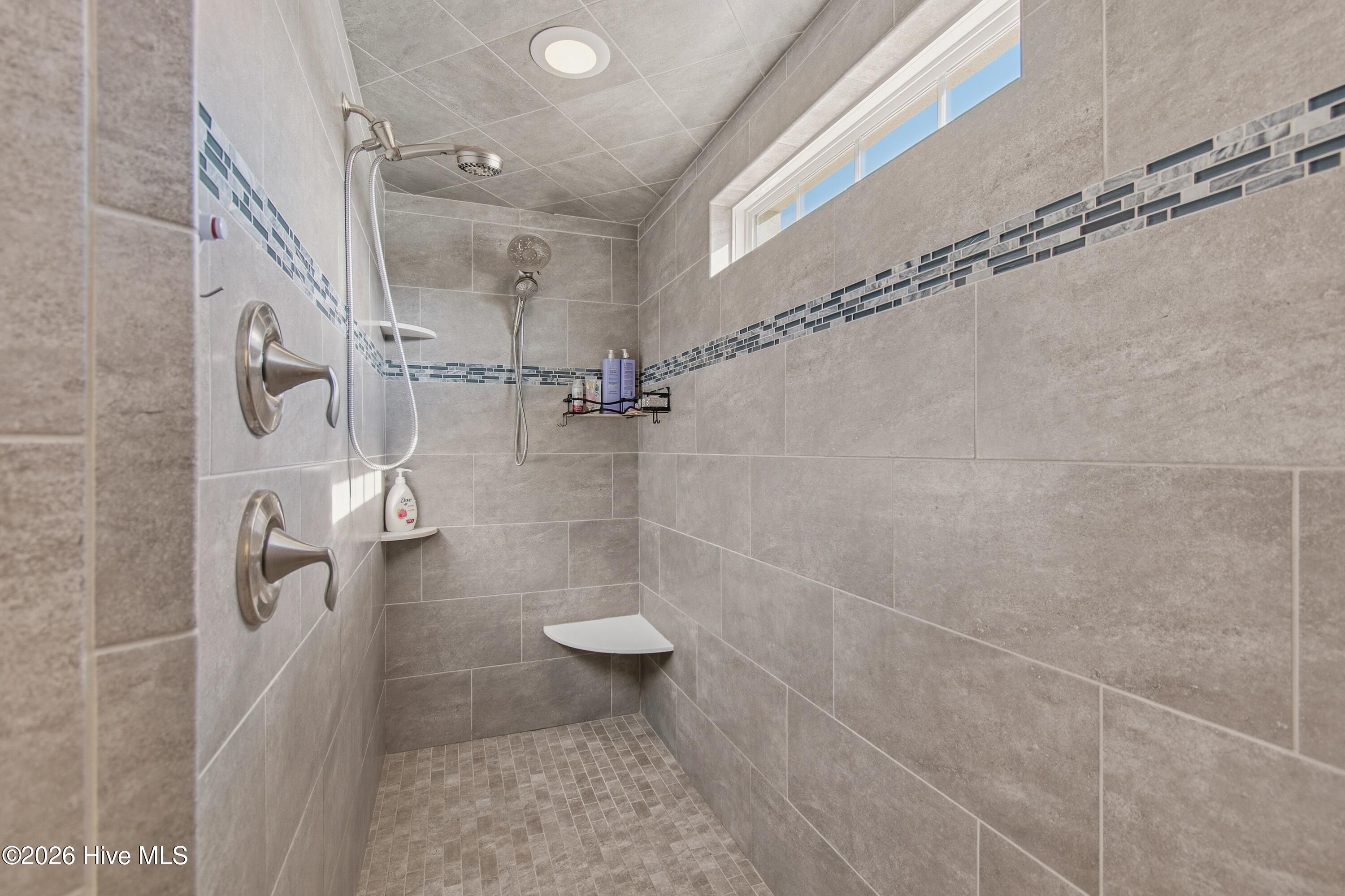 100548705 | Photo 43