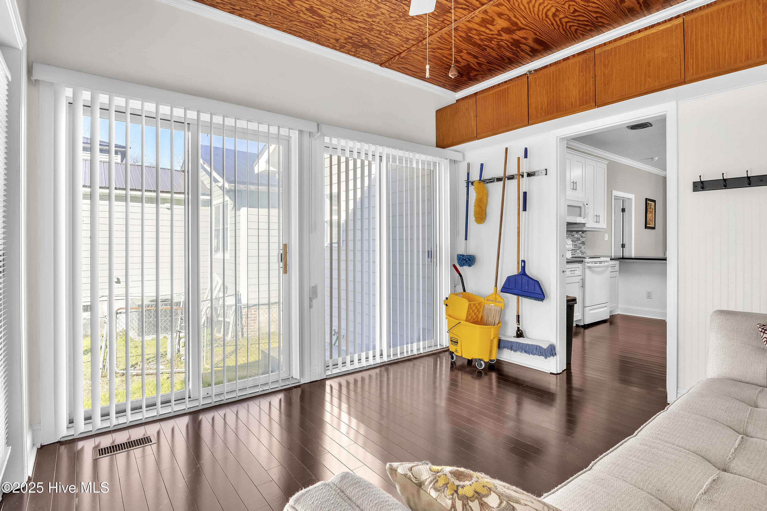 100548856 | Photo 35