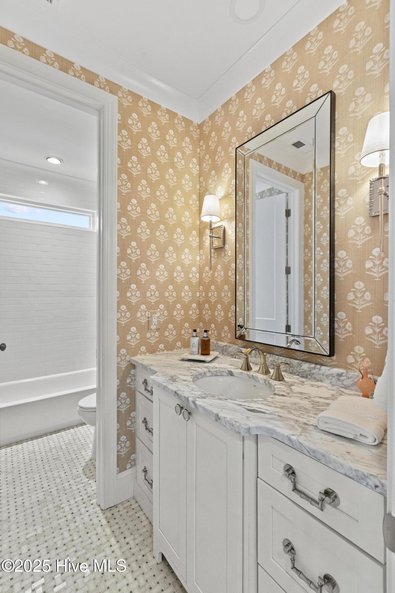 100565849 | Photo 39