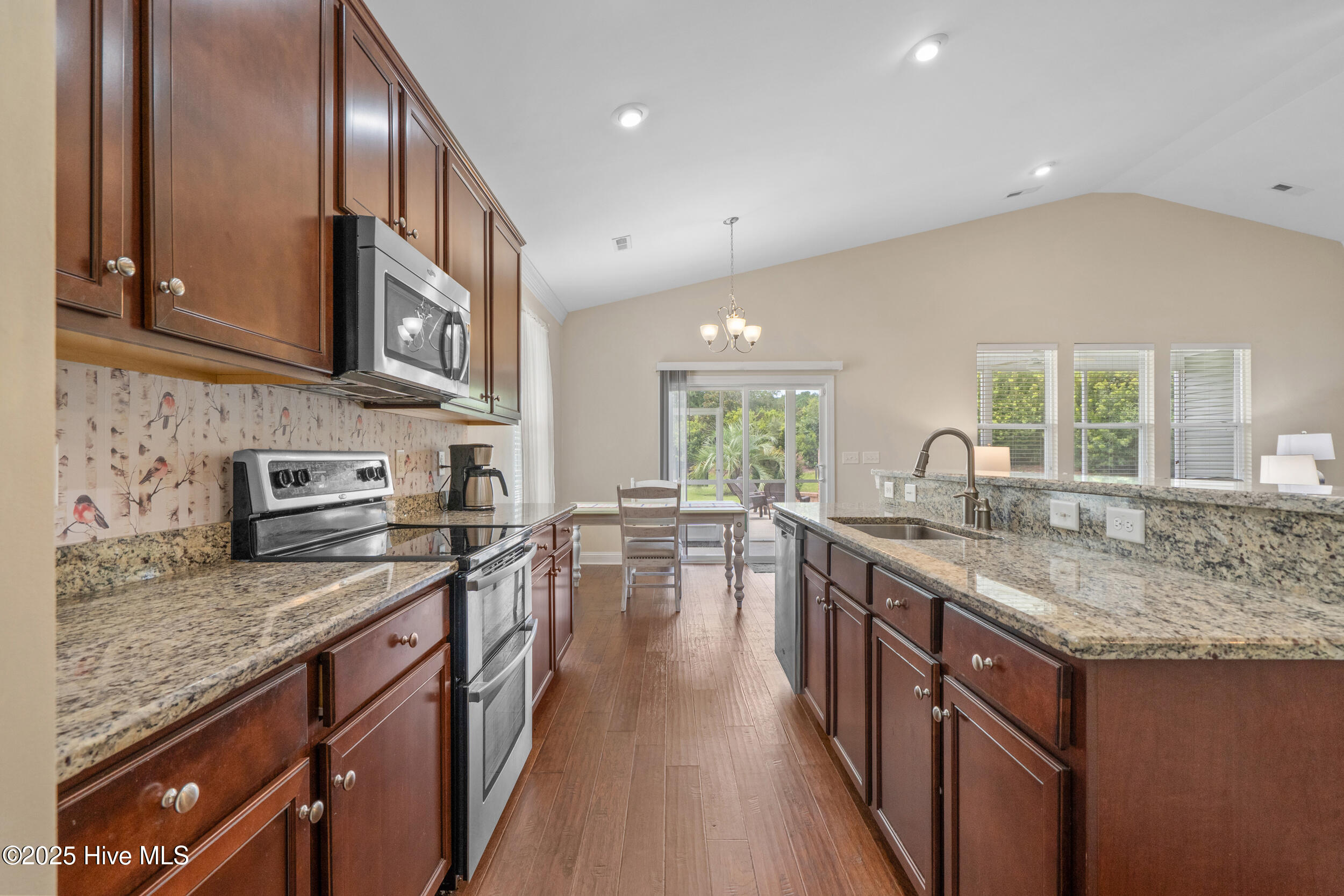 100527914 | Photo 11