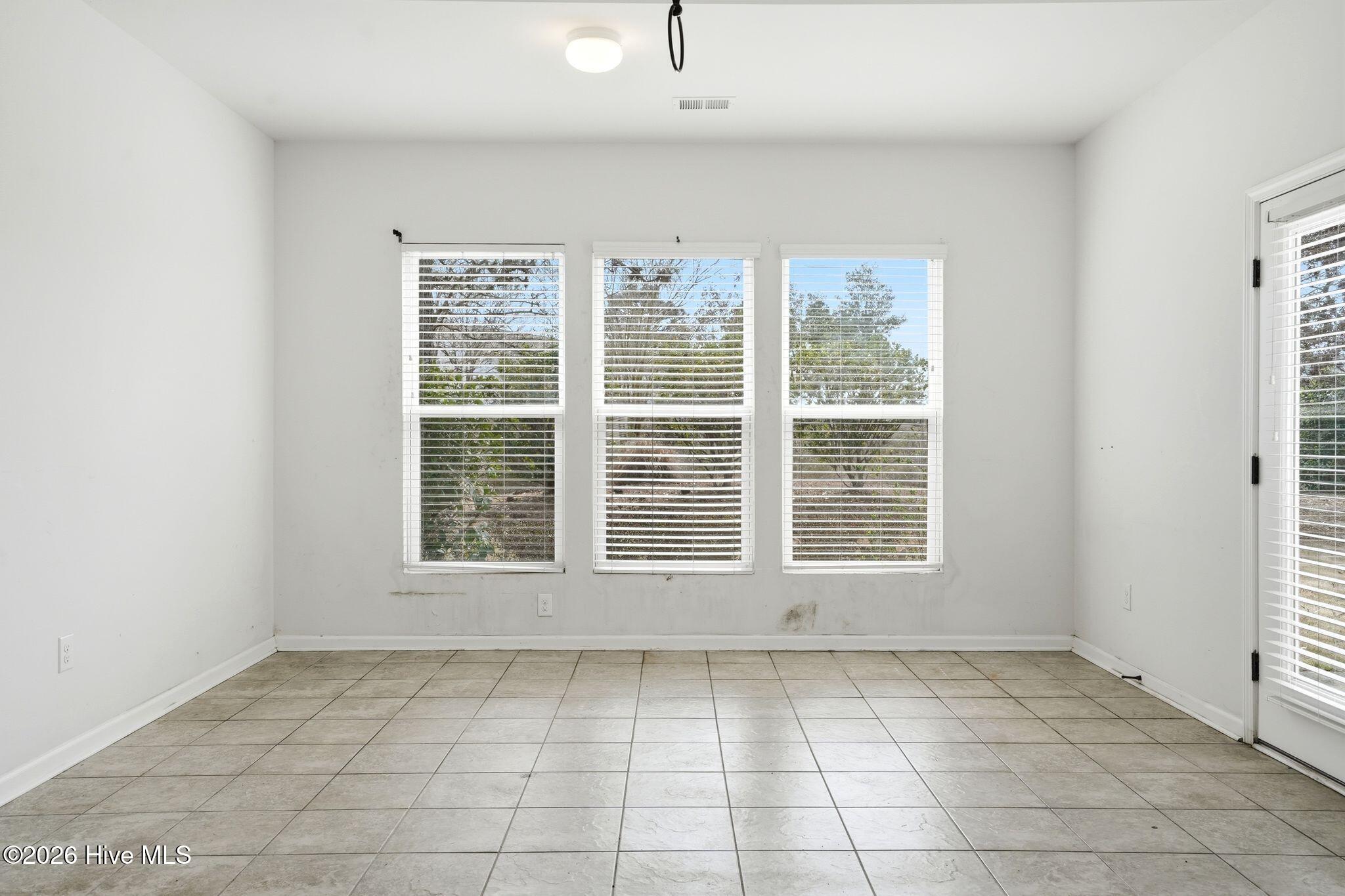 100560381 | Photo 10