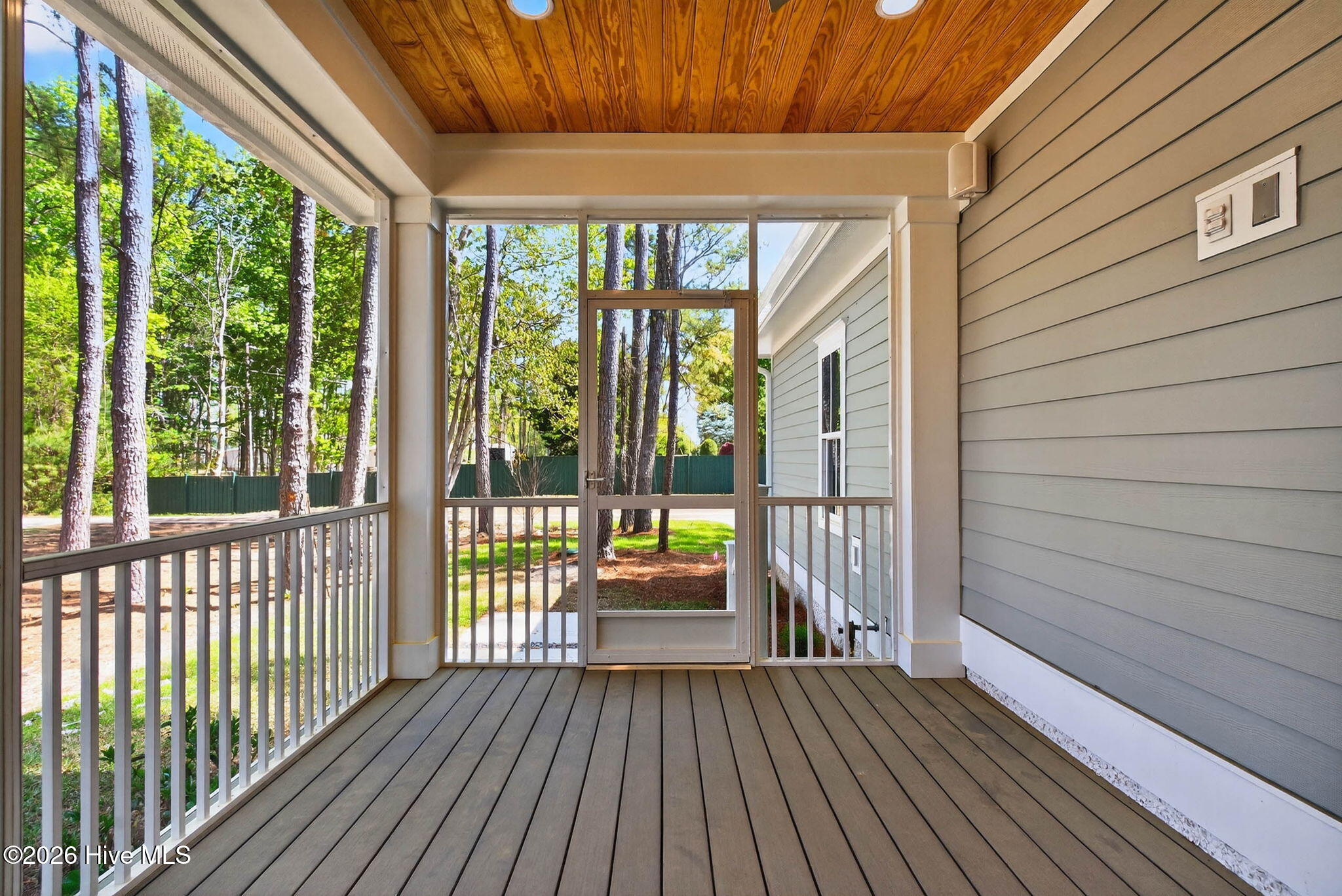 100558704 | Photo 46