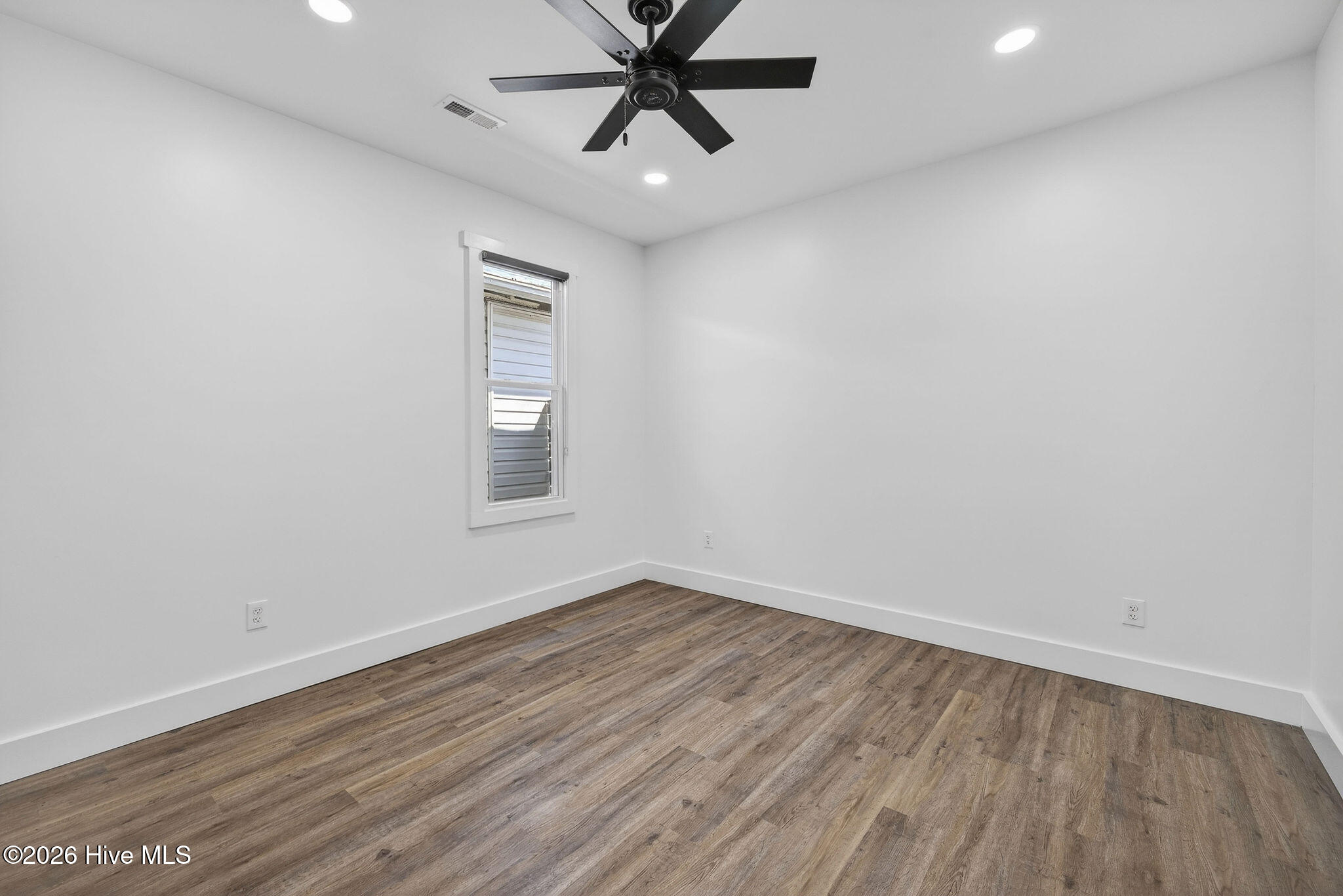 100563624 | Photo 23