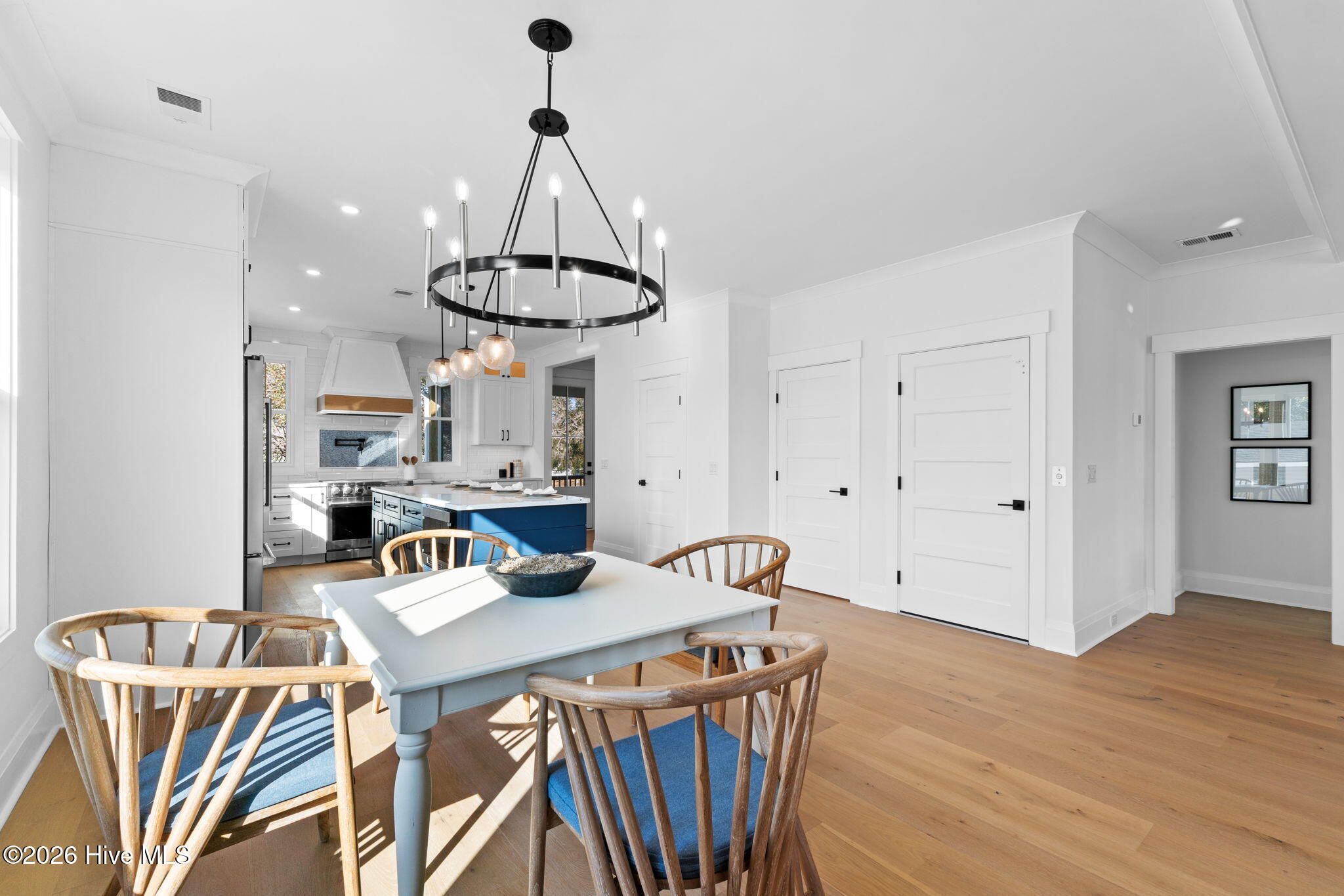 100548911 | Photo 43