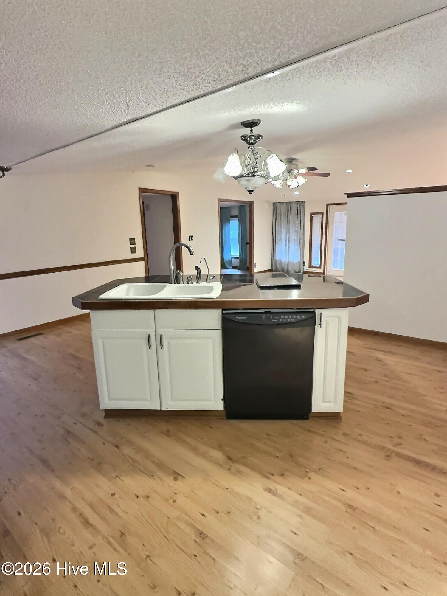 100522719 | Photo 11