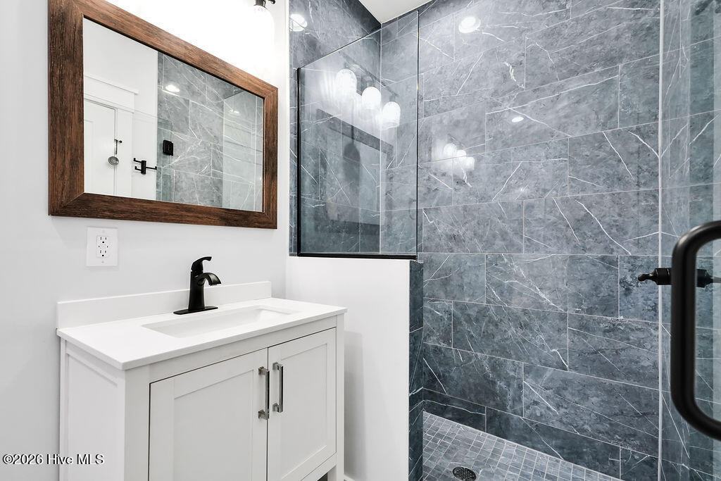 100560016 | Photo 38