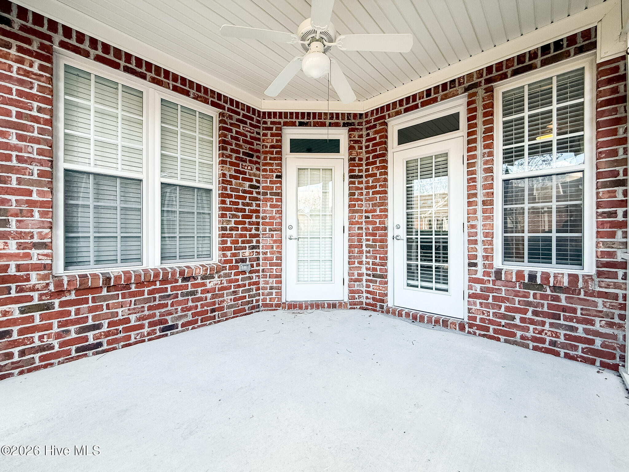 100548600 | Photo 25