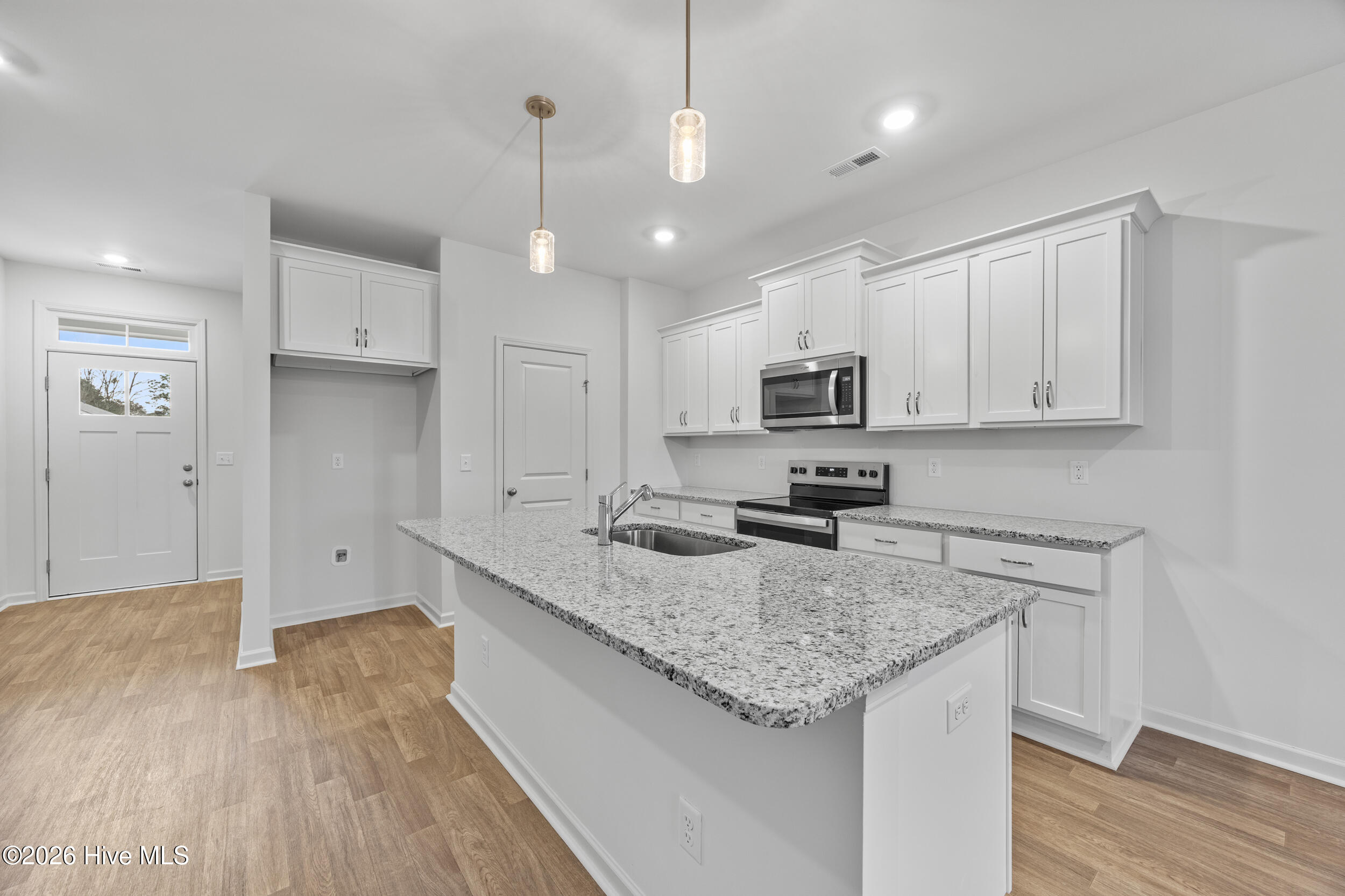 100546930 | Photo 10