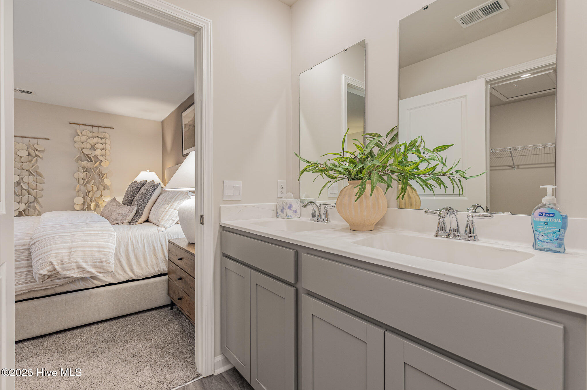 100532108 | Photo 13