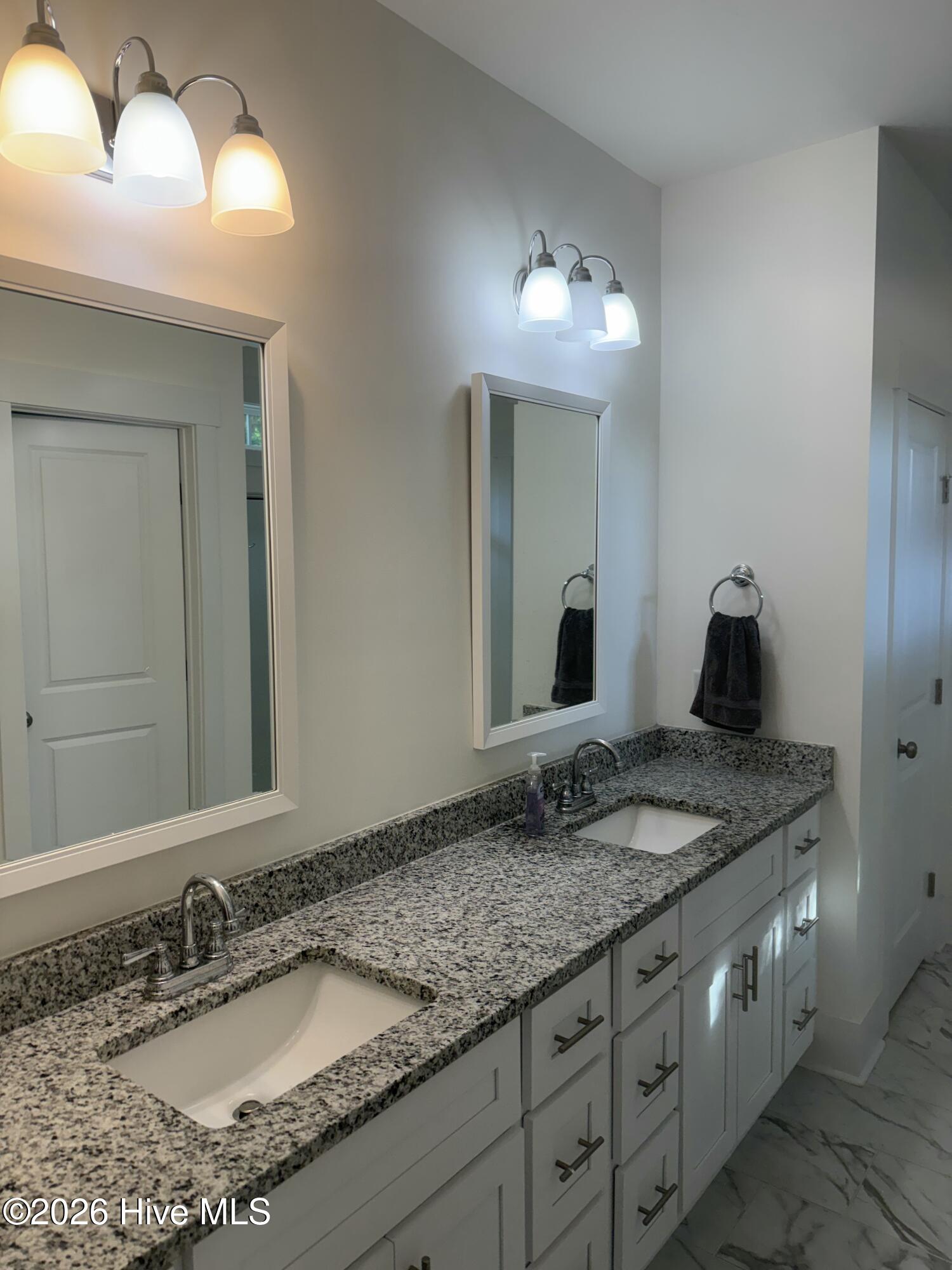 100557326 | Photo 12