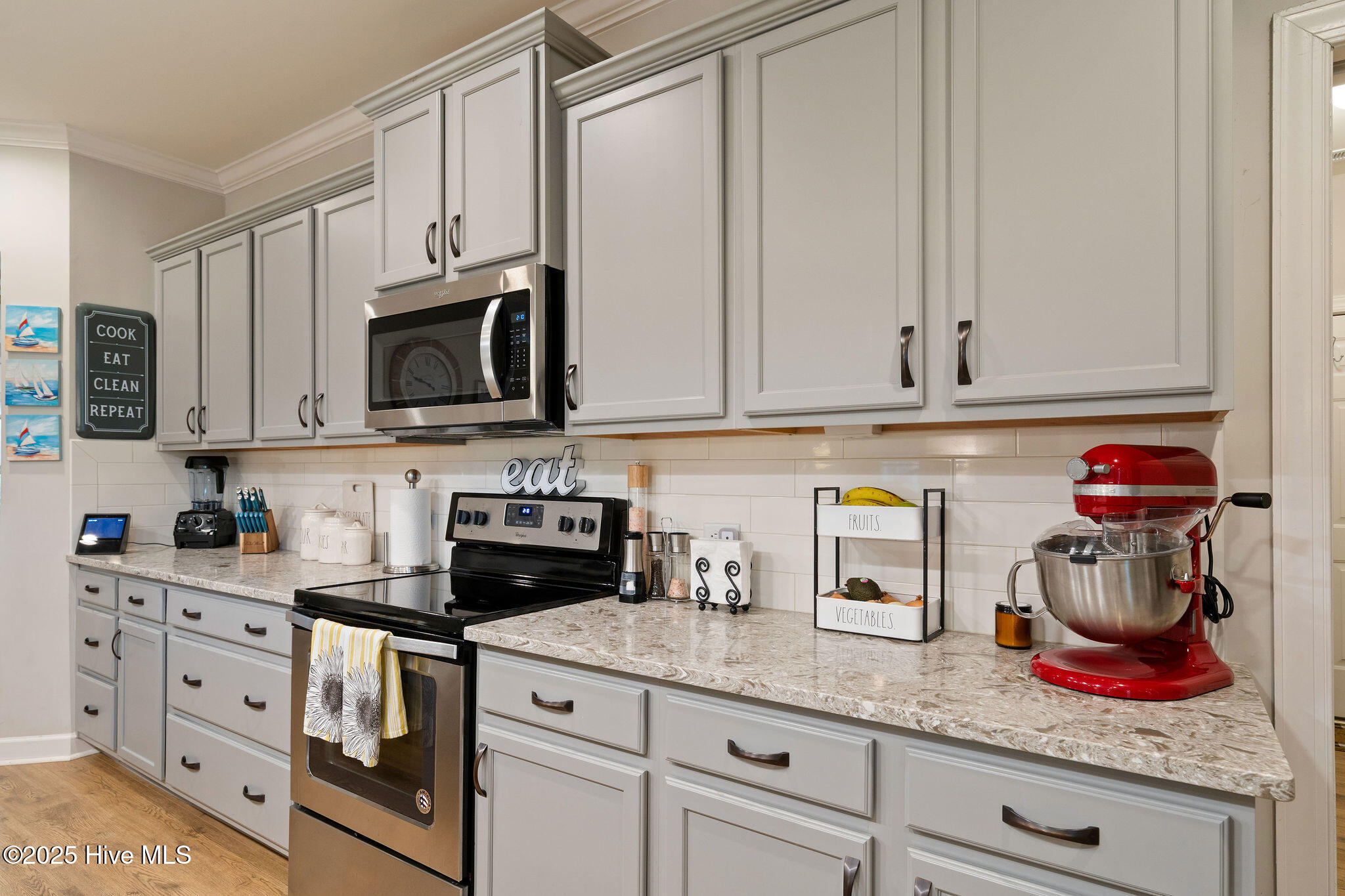 100529341 | Photo 25