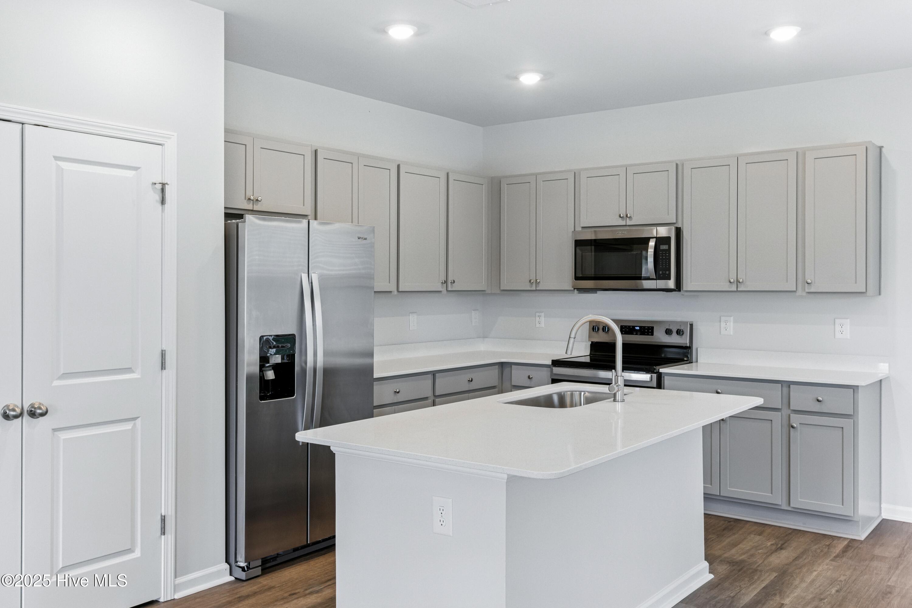 100538143 | Photo 14