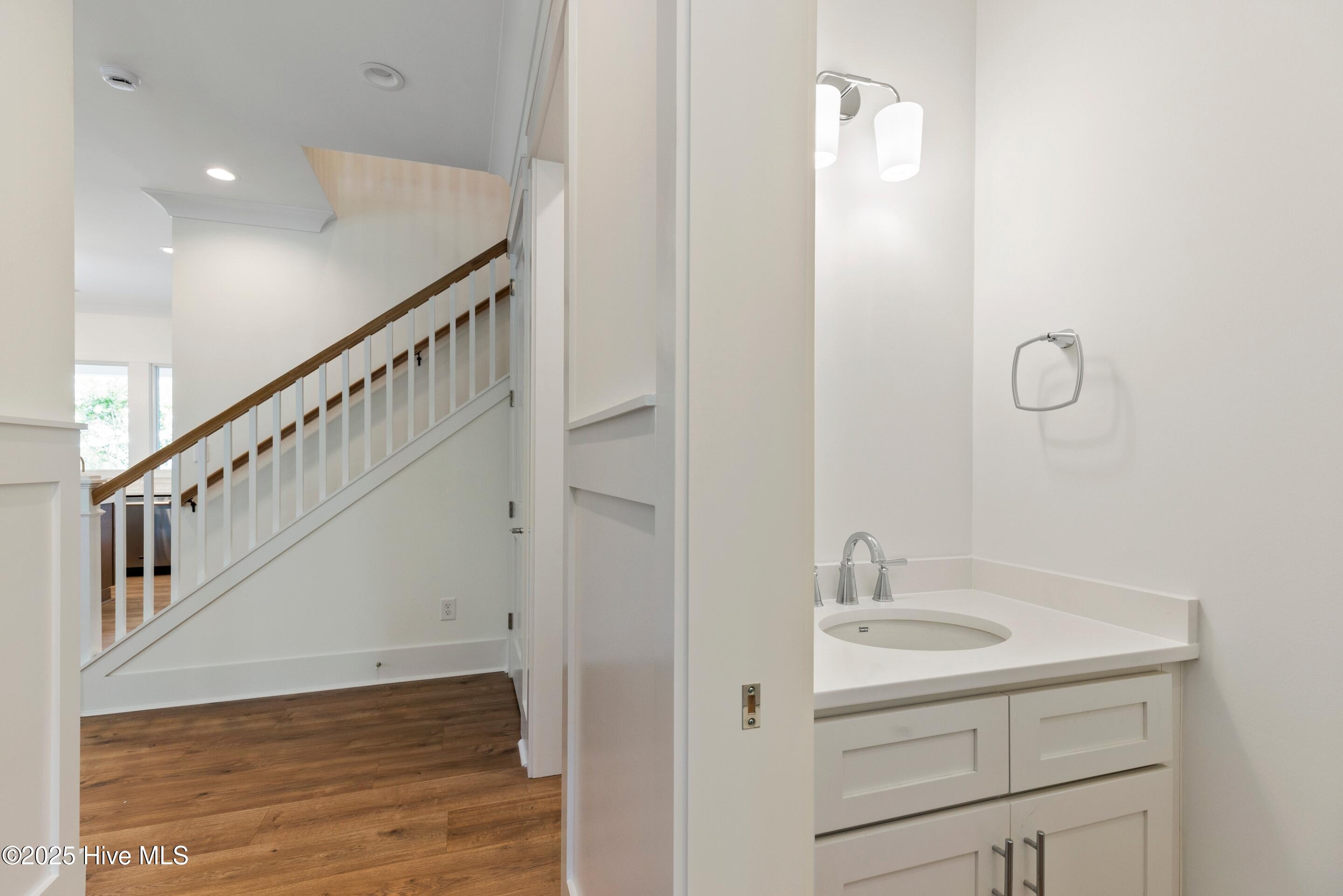 100542273 | Photo 38