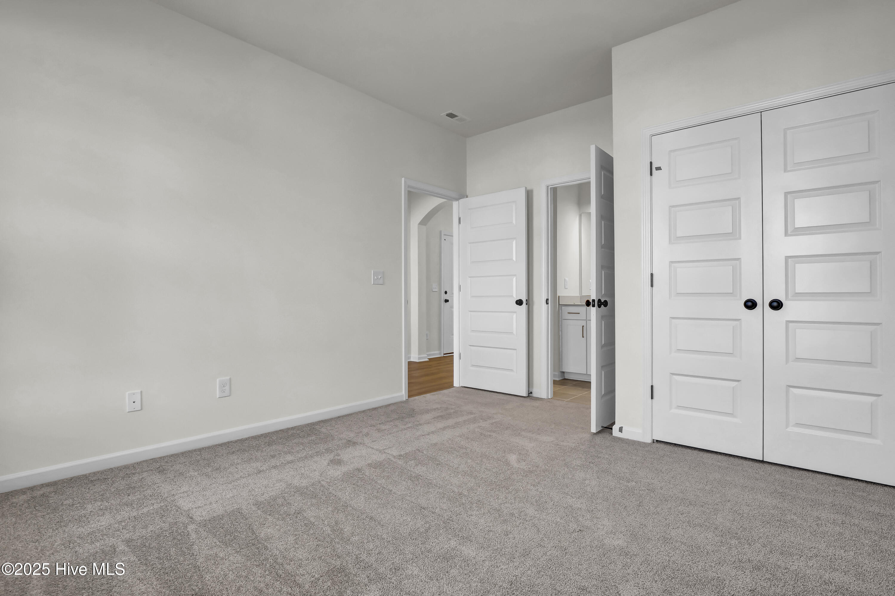 100518803 | Photo 18