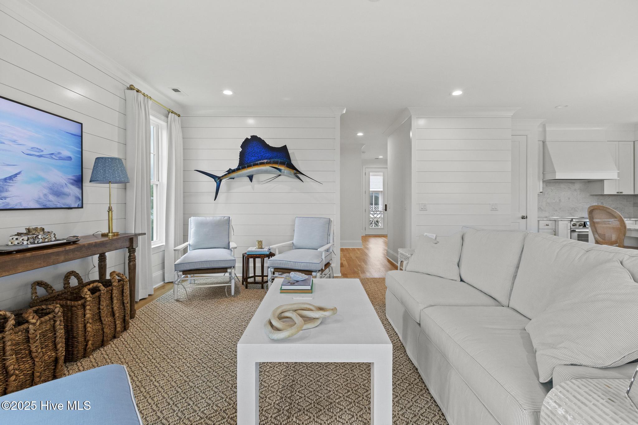 100565849 | Photo 43