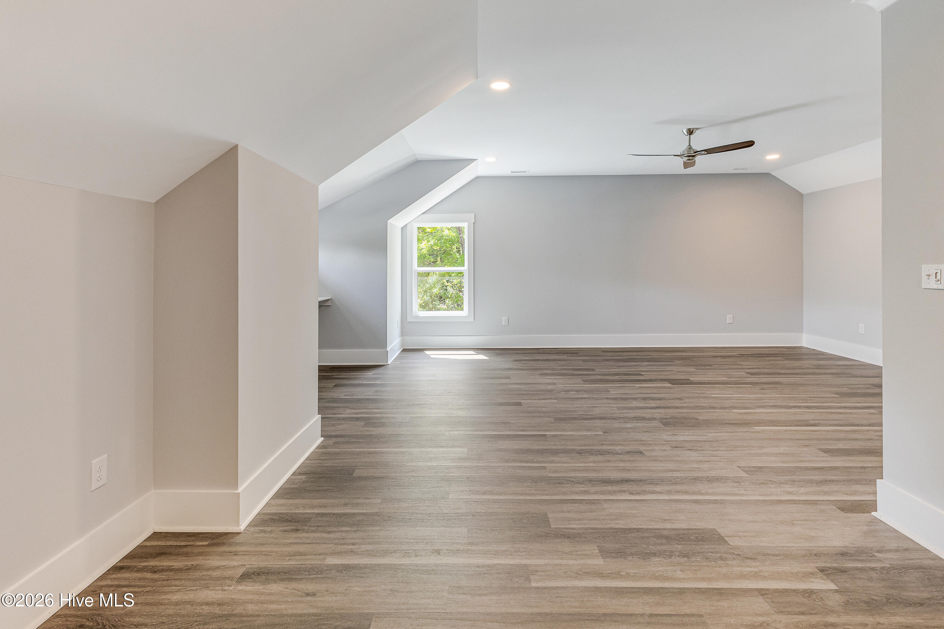 100560439 | Photo 30