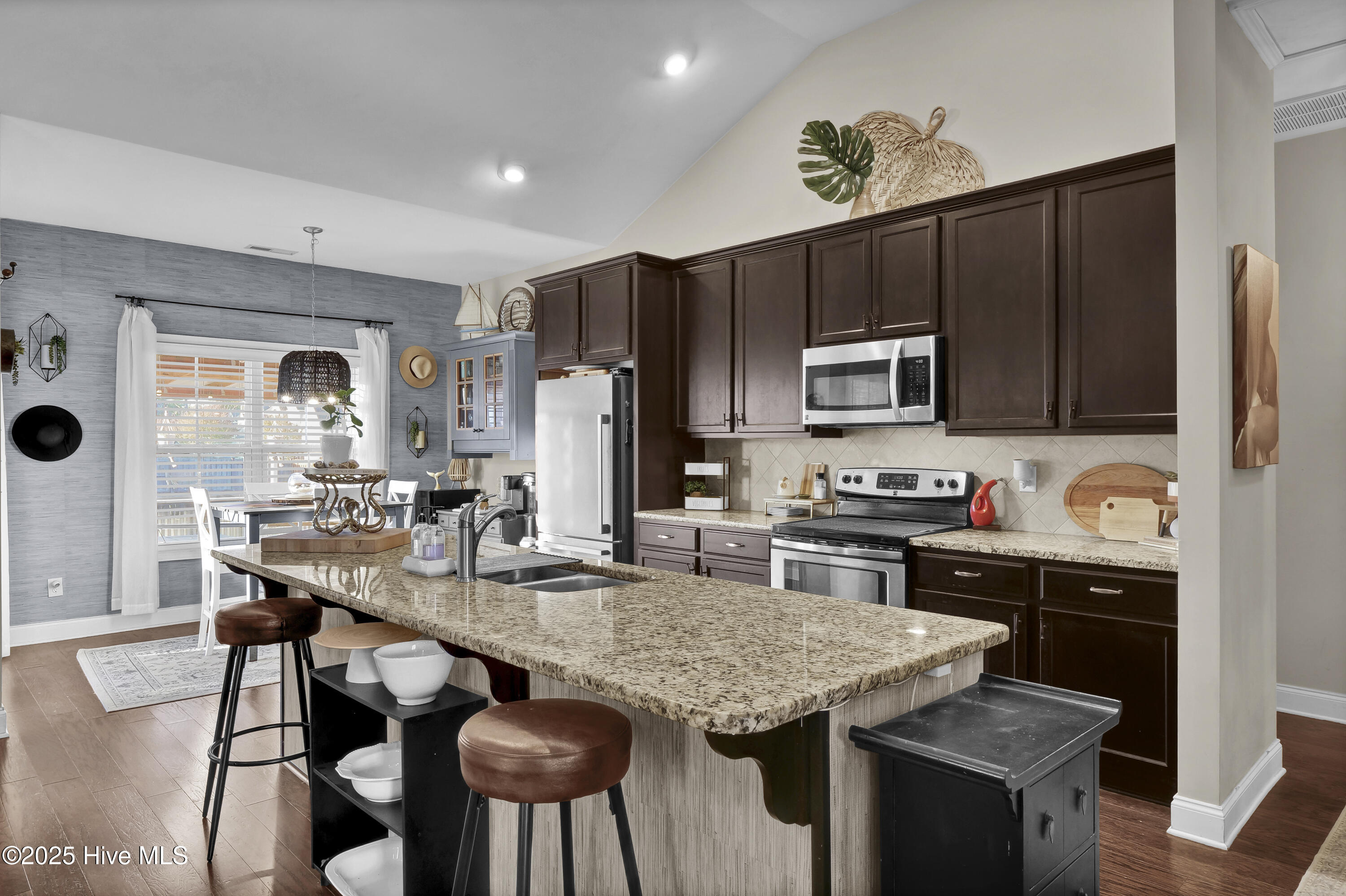 100541385 | Photo 10