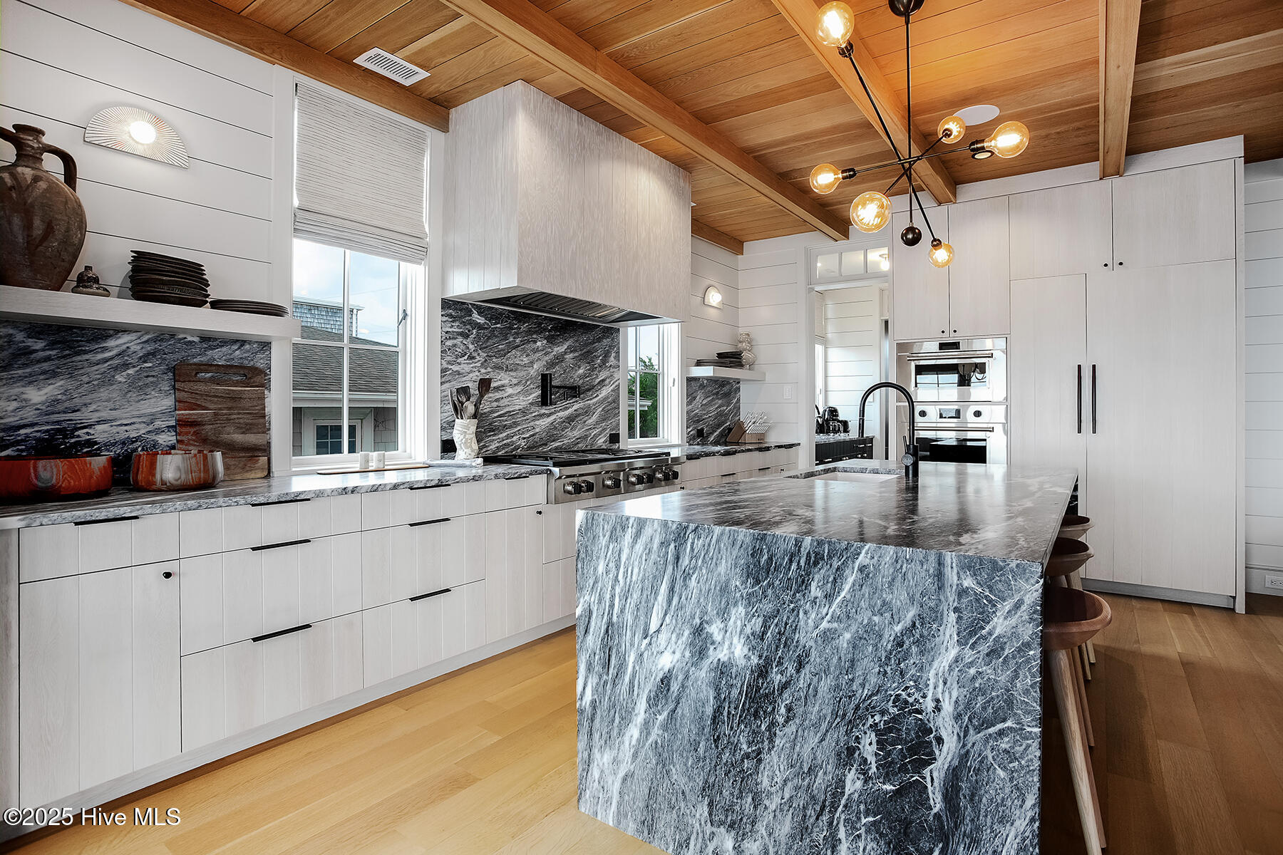 100528983 | Photo 22