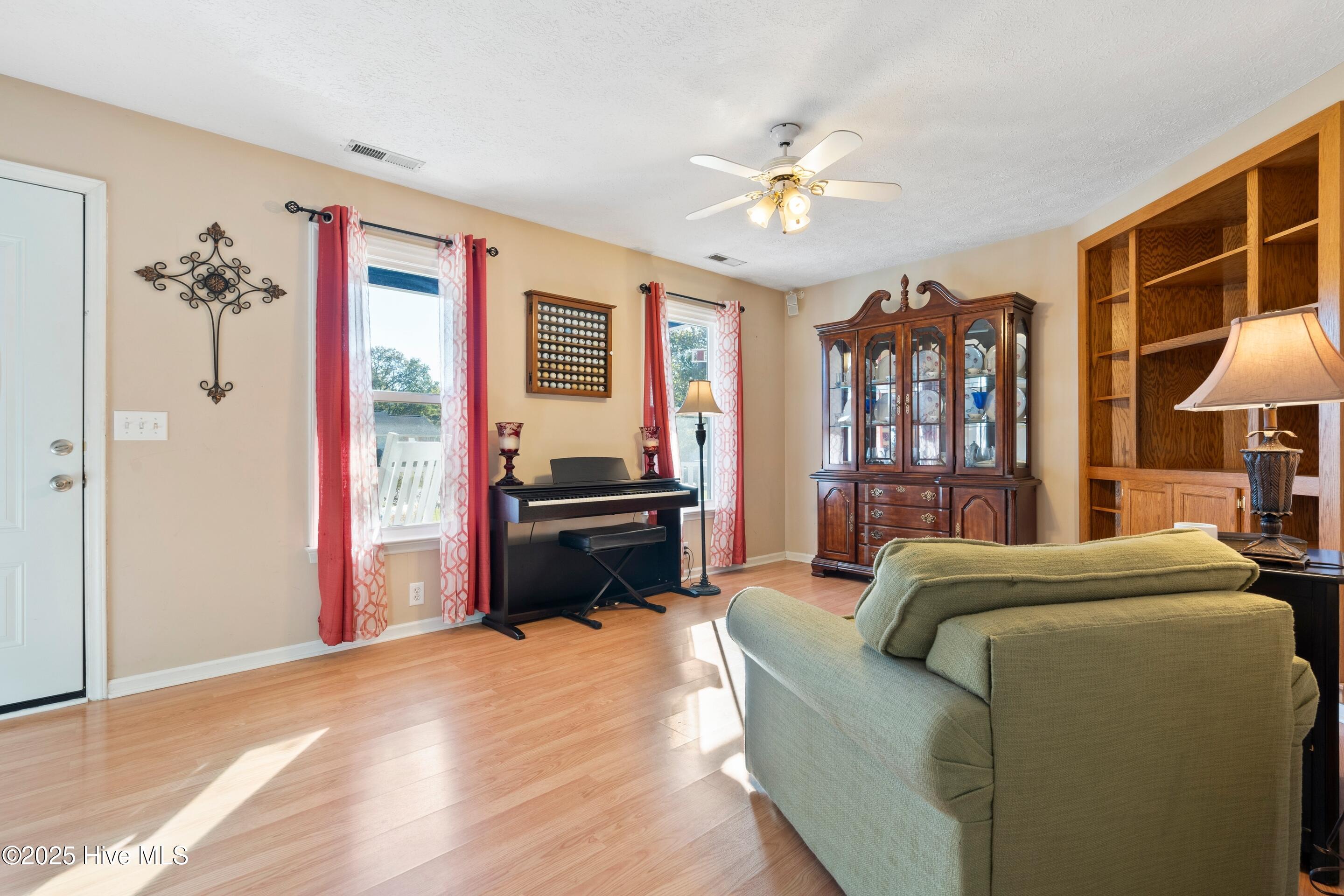 100535792 | Photo 51