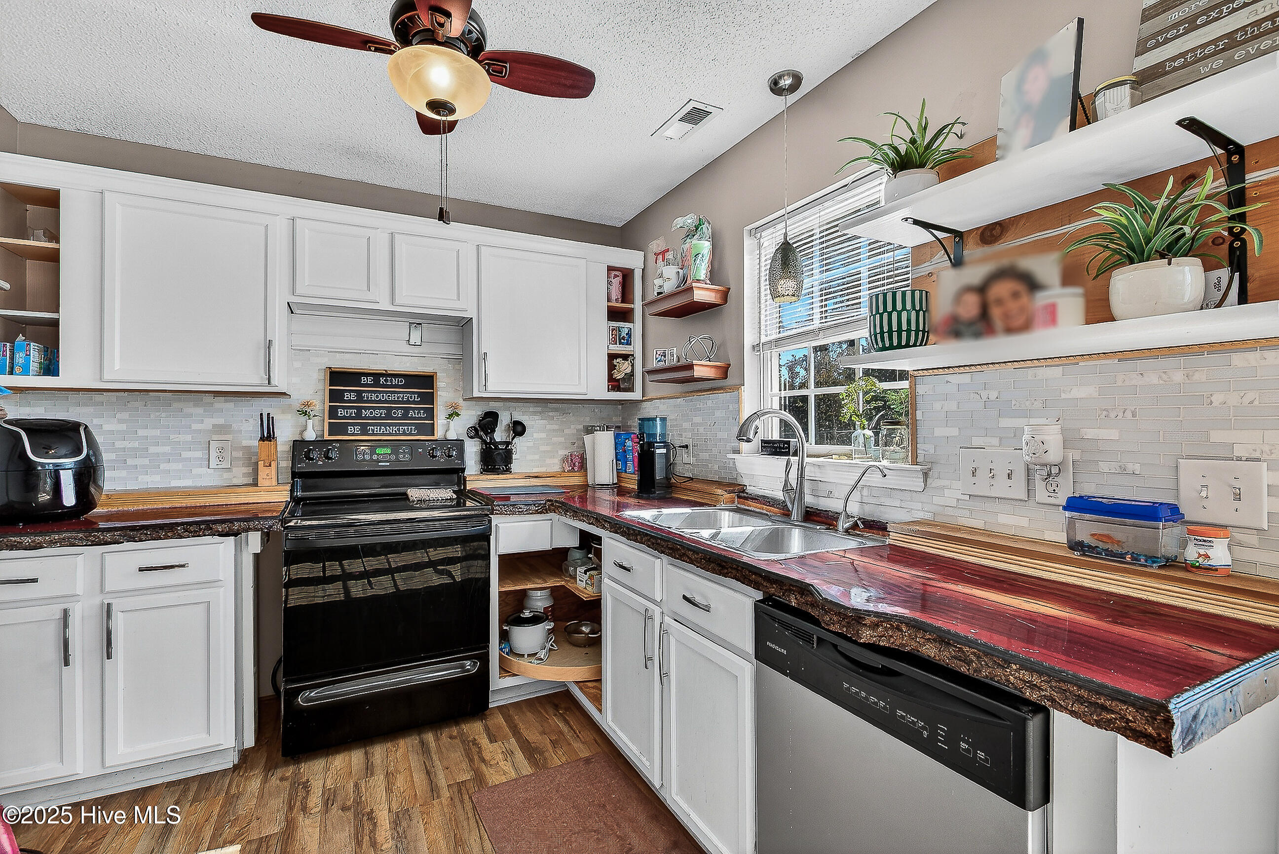 100539174 | Photo 13