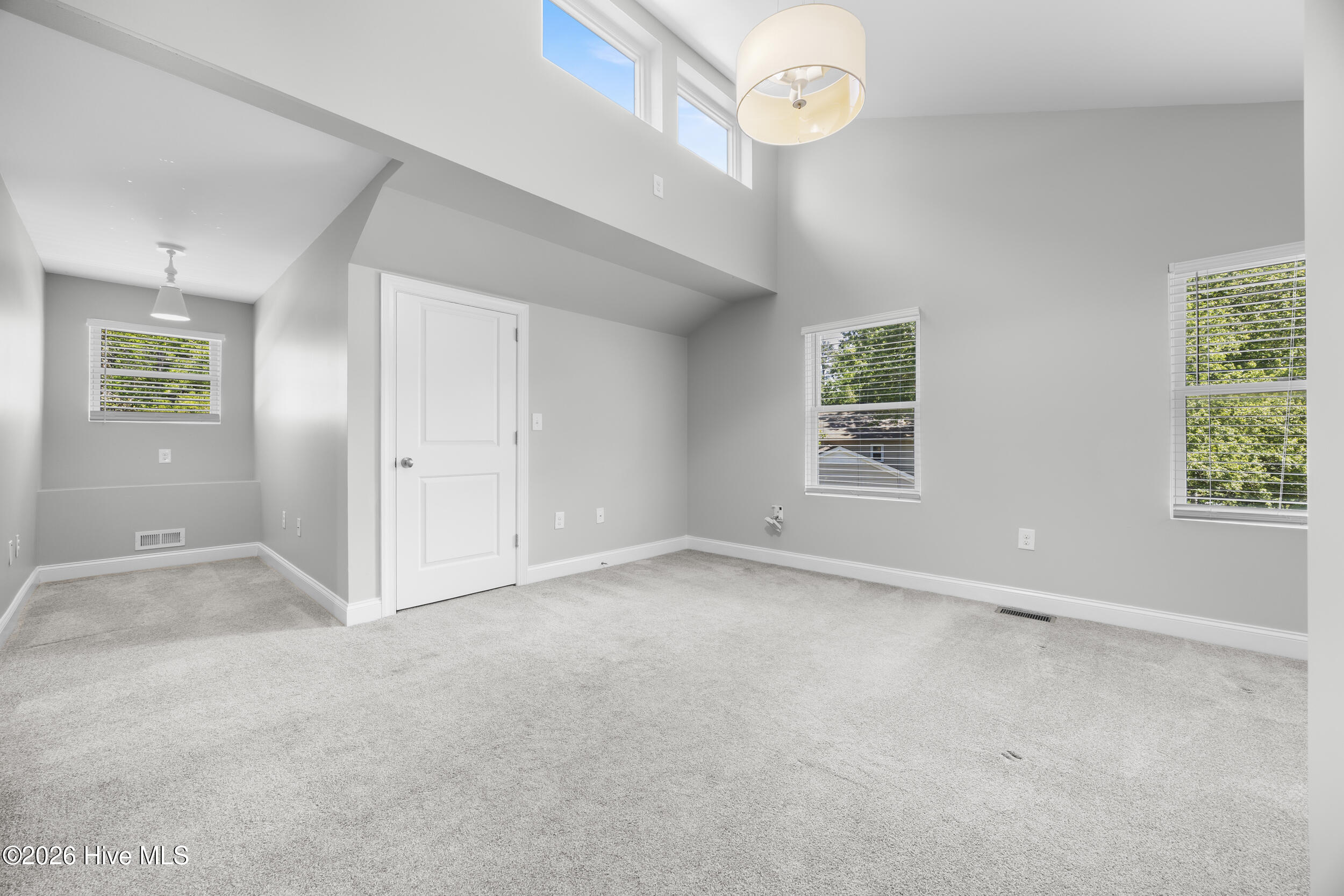 100569624 | Photo 30