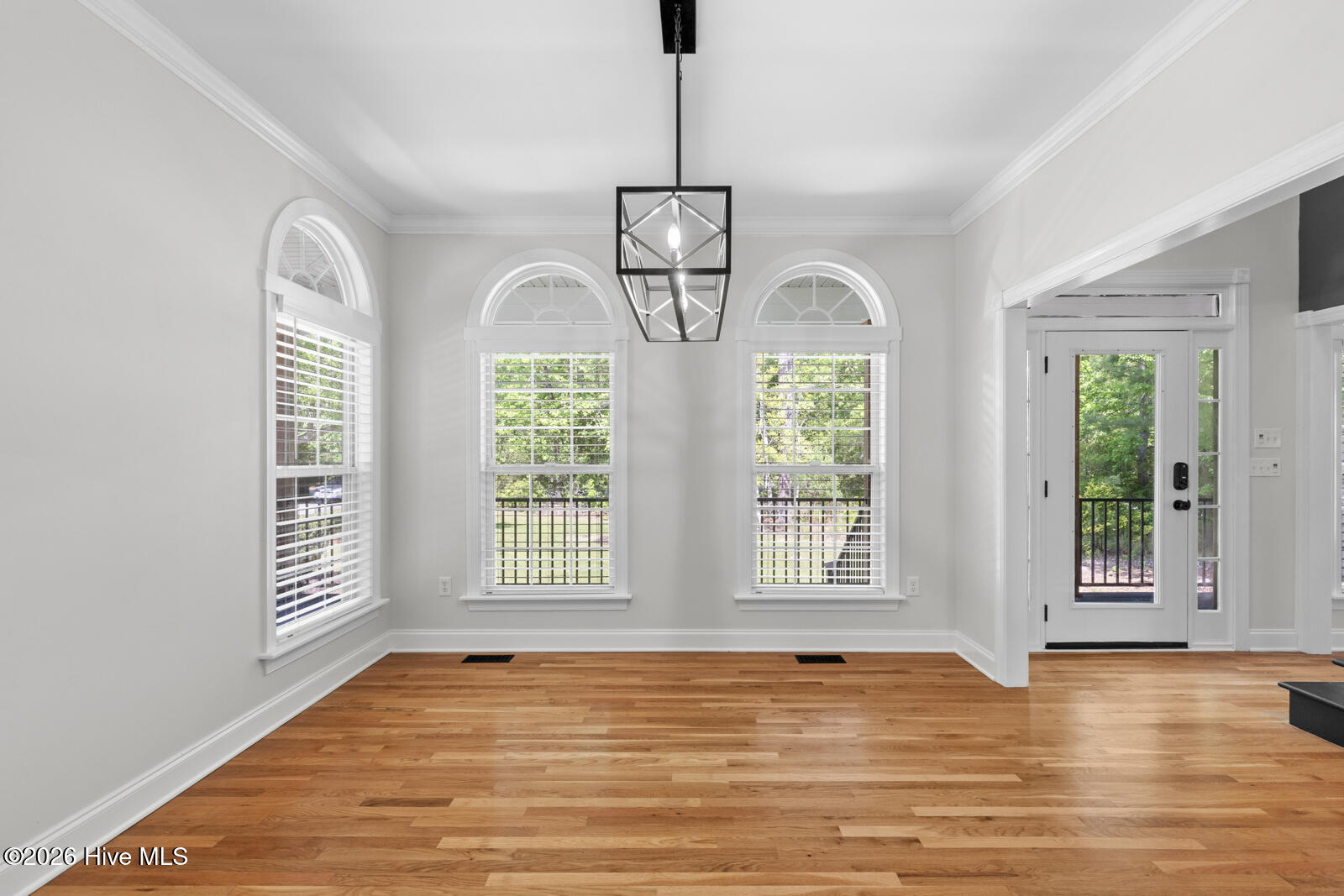 100569189 | Photo 14