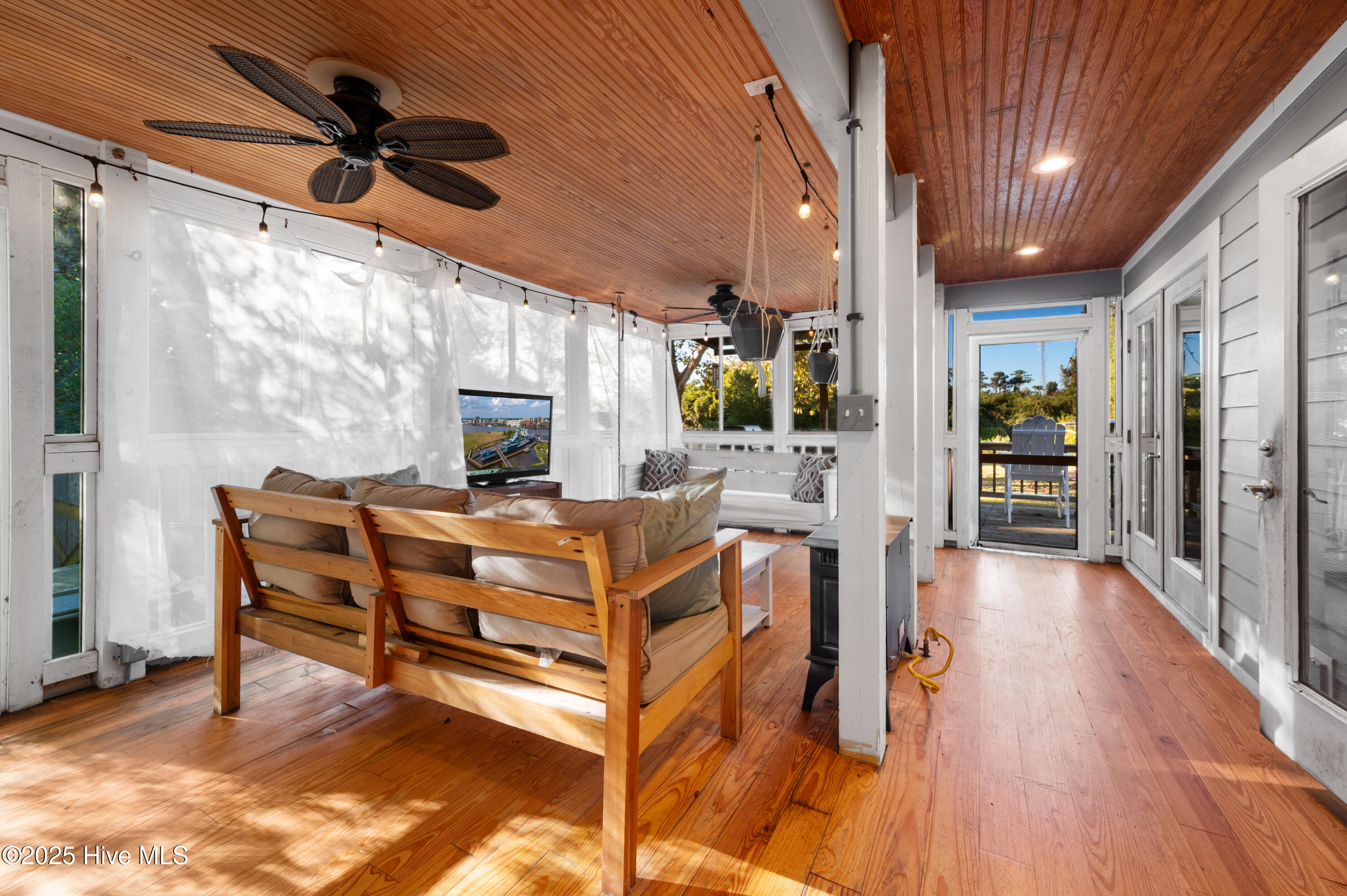 100542345 | Photo 32