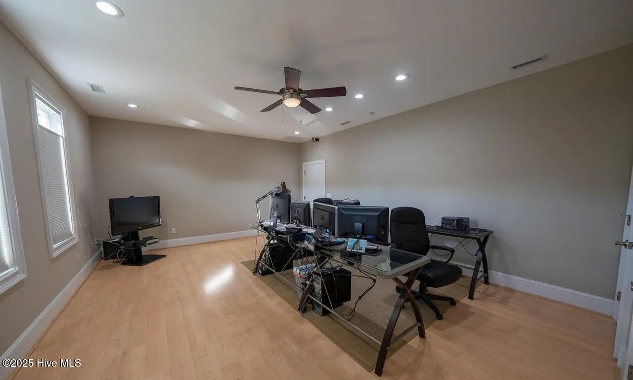 100547219 | Photo 49