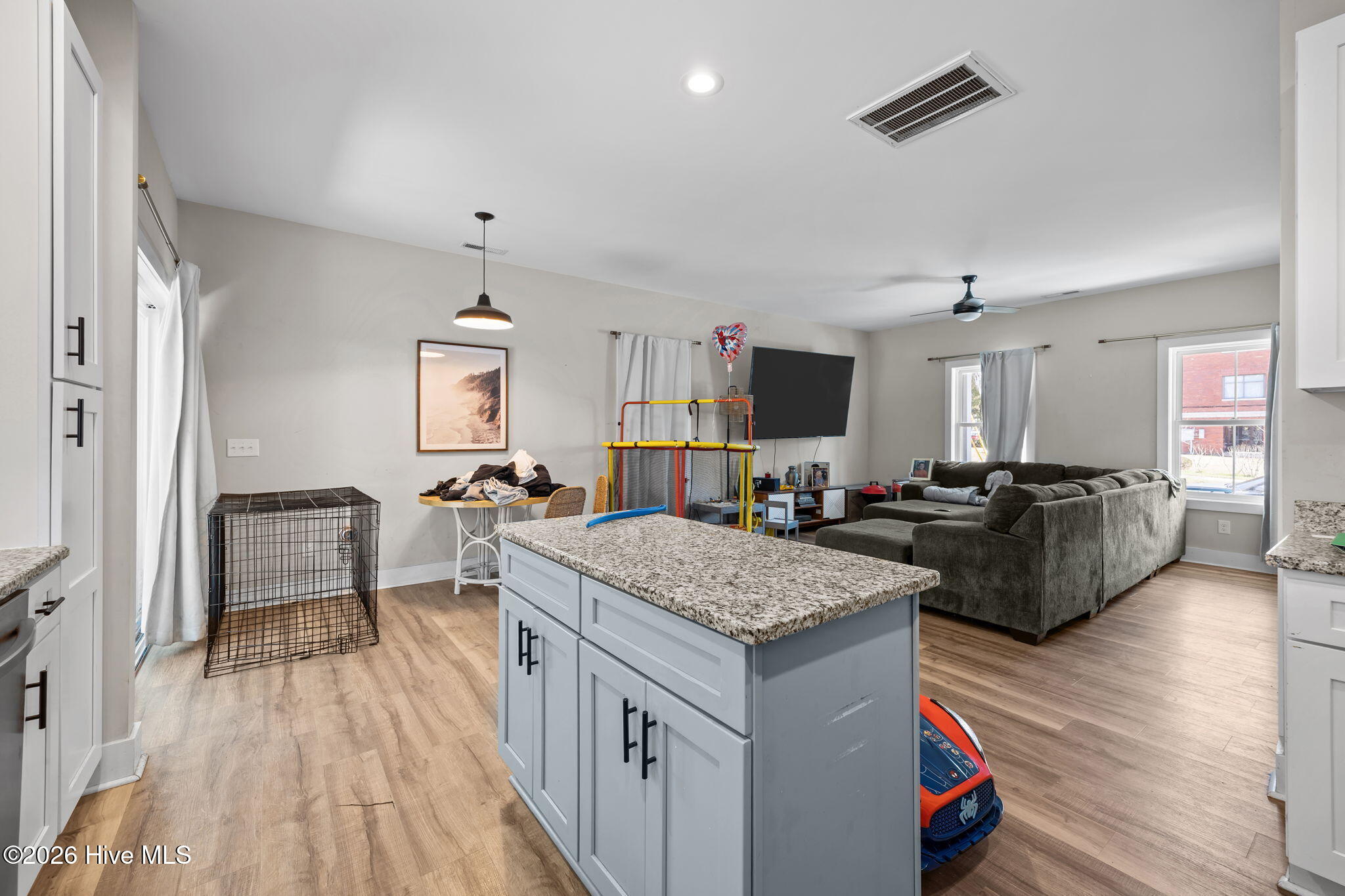 100556827 | Photo 12