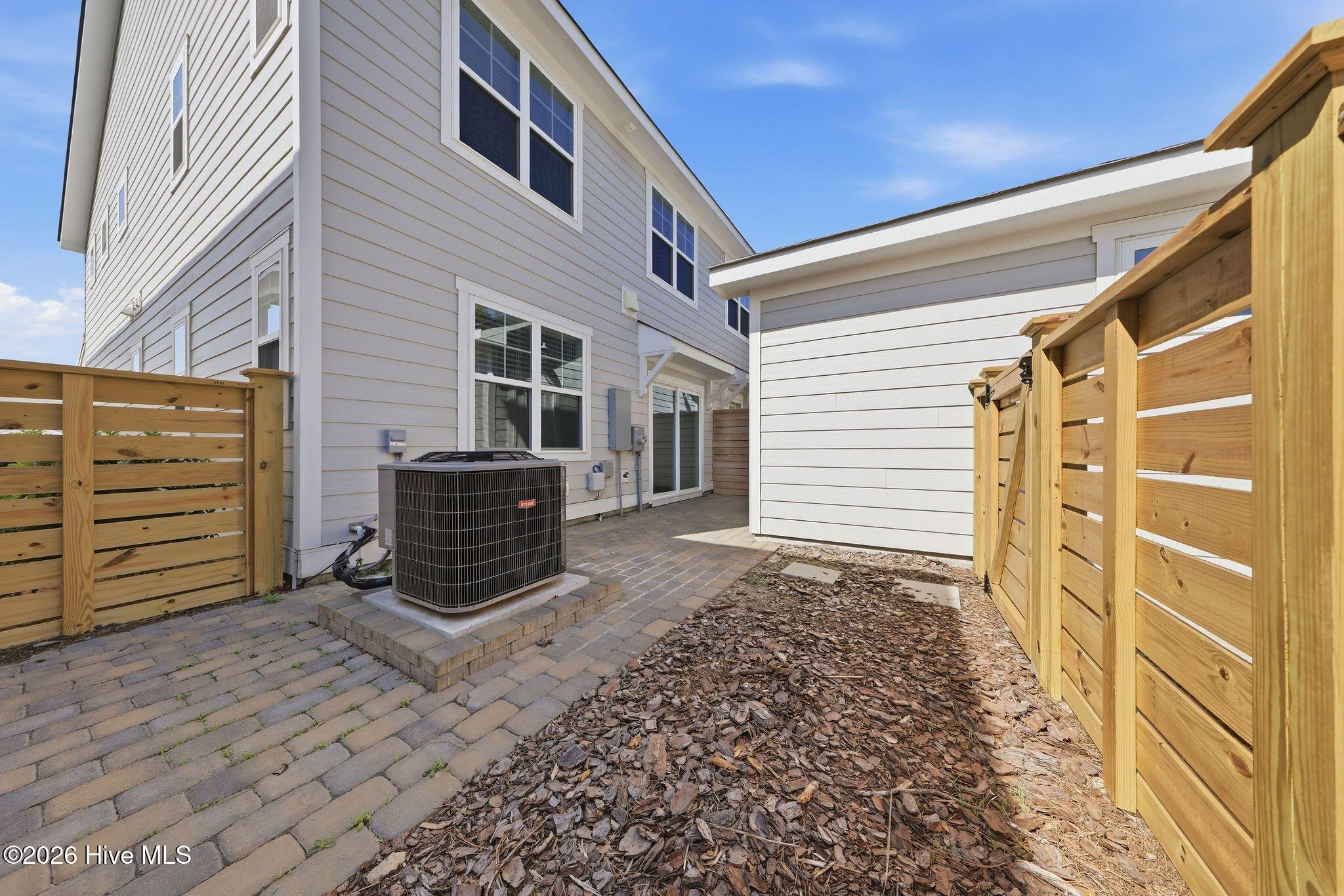 100569127 | Photo 15