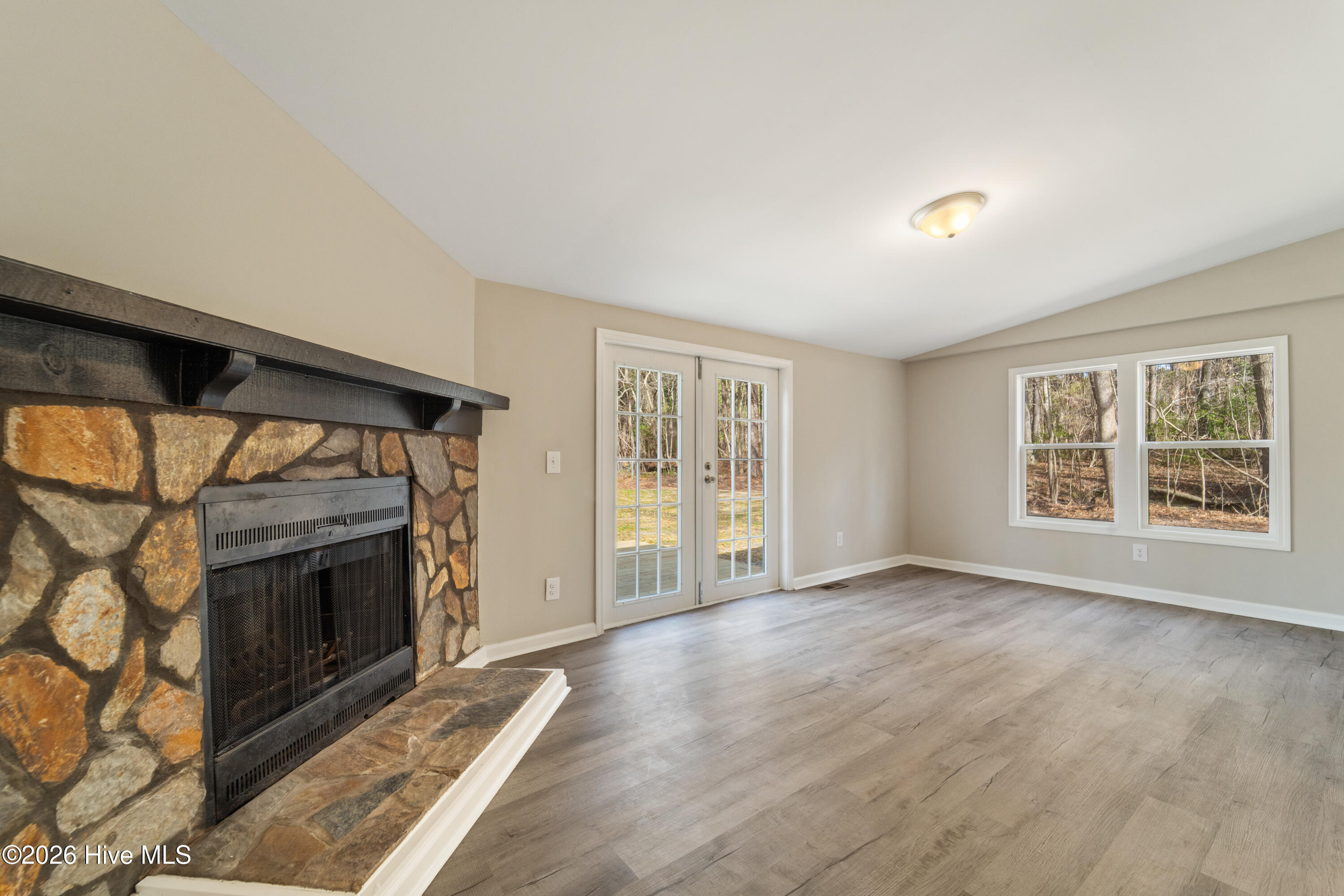 100550978 | Photo 18