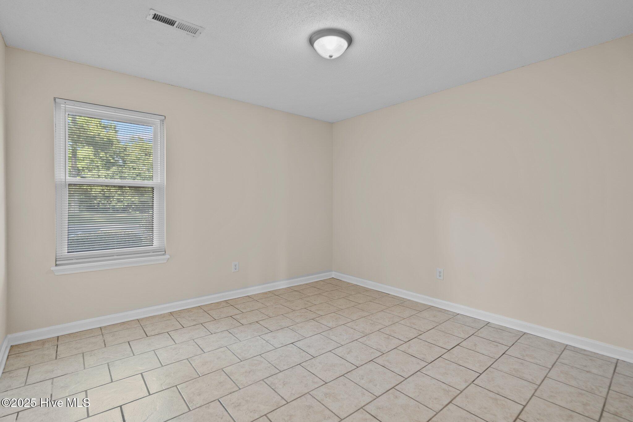 100530960 | Photo 10