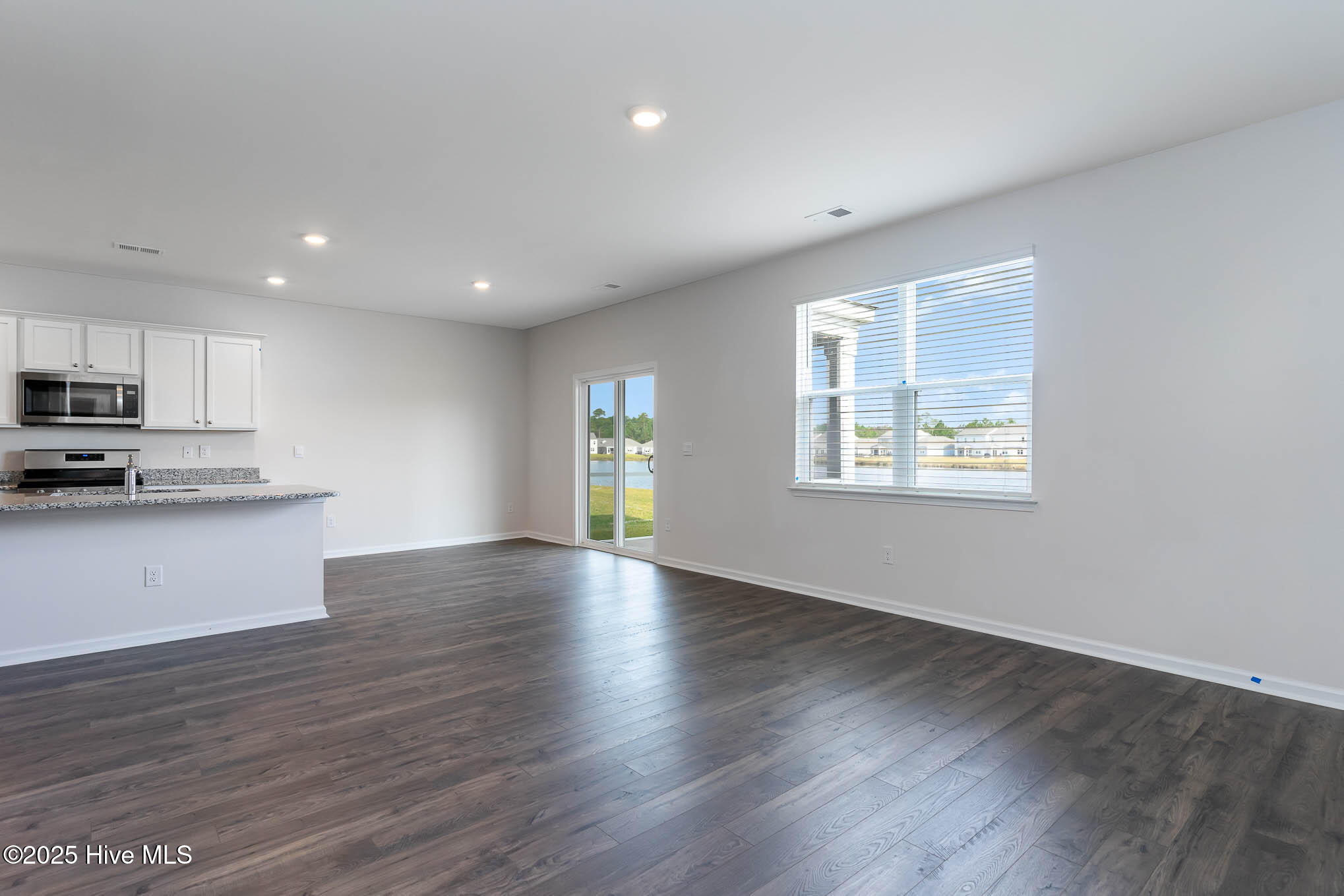 100550213 | Photo 15