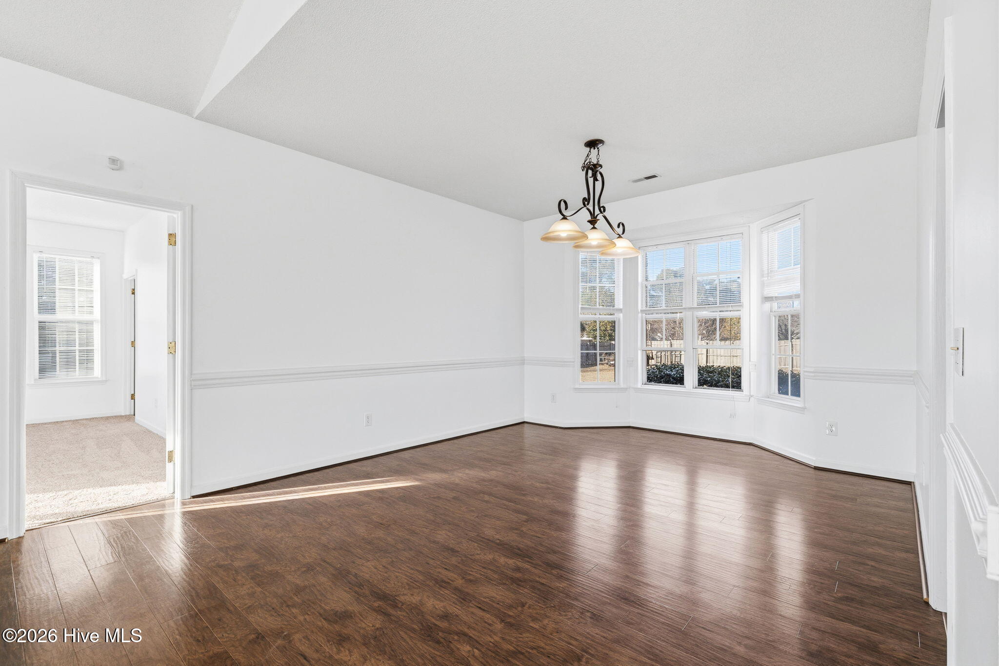 100548117 | Photo 16