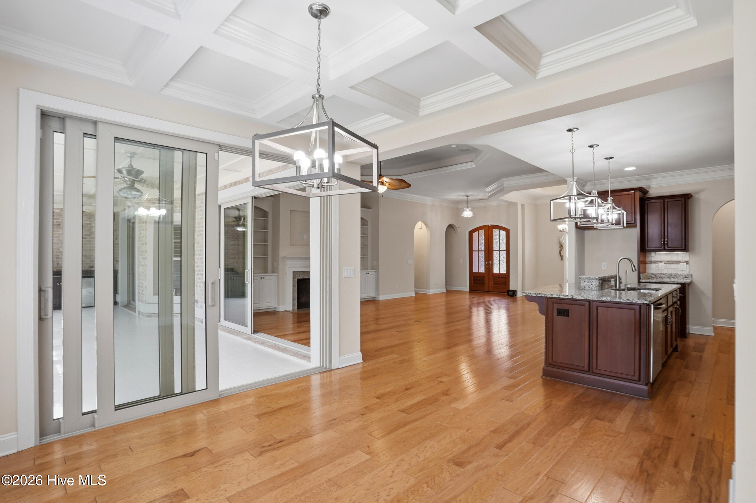 100567048 | Photo 14