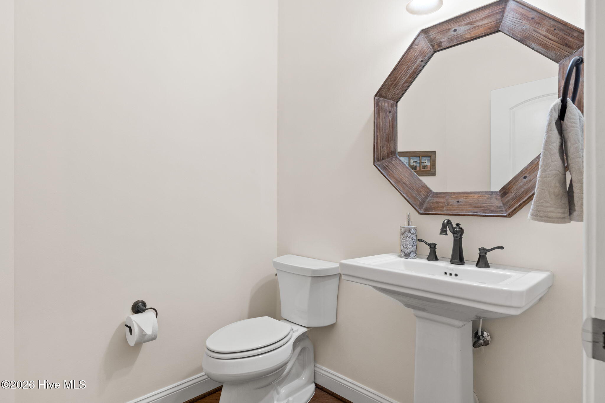 Undisclosed Address, Southport, NC, 28461