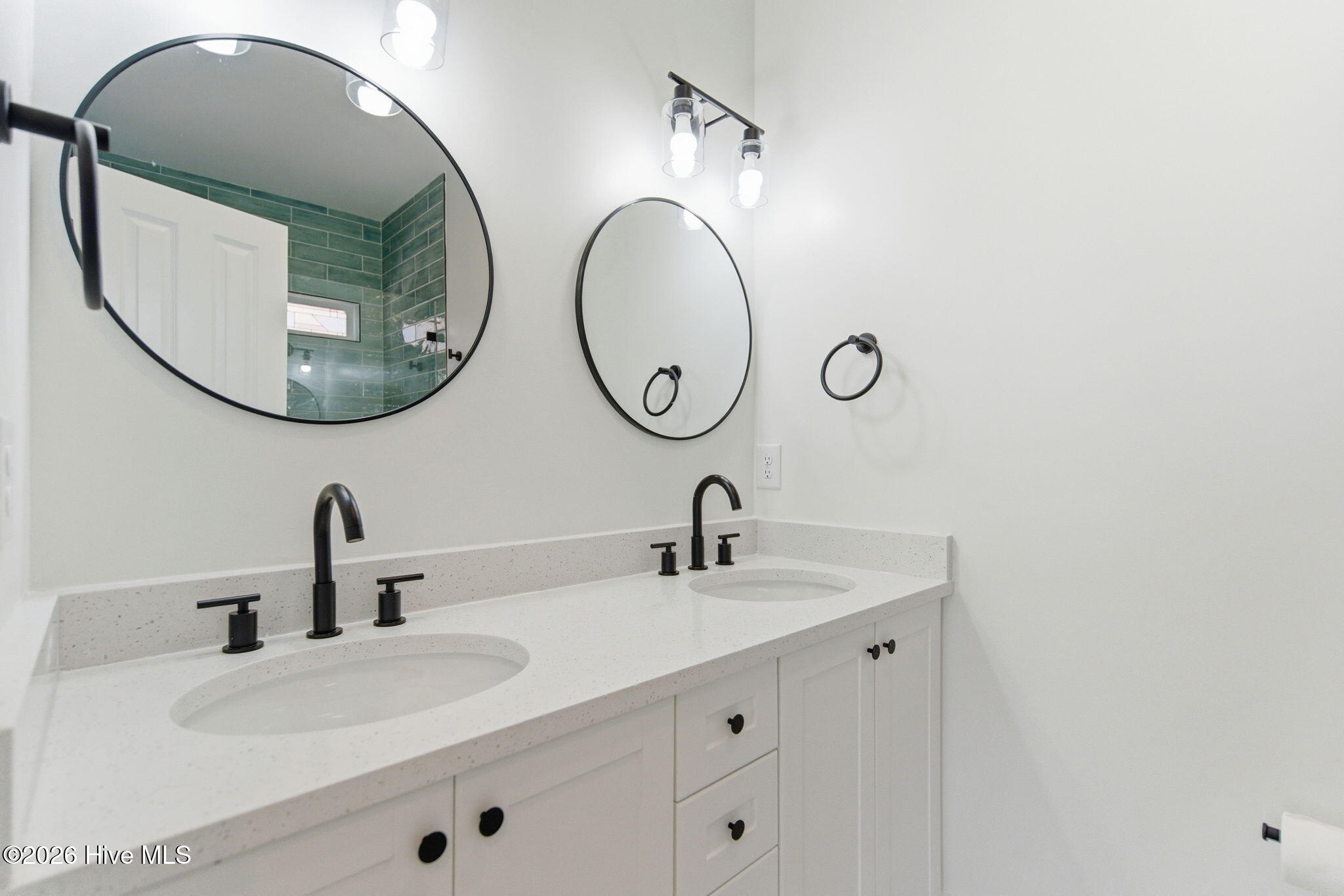 100570337 | Photo 61