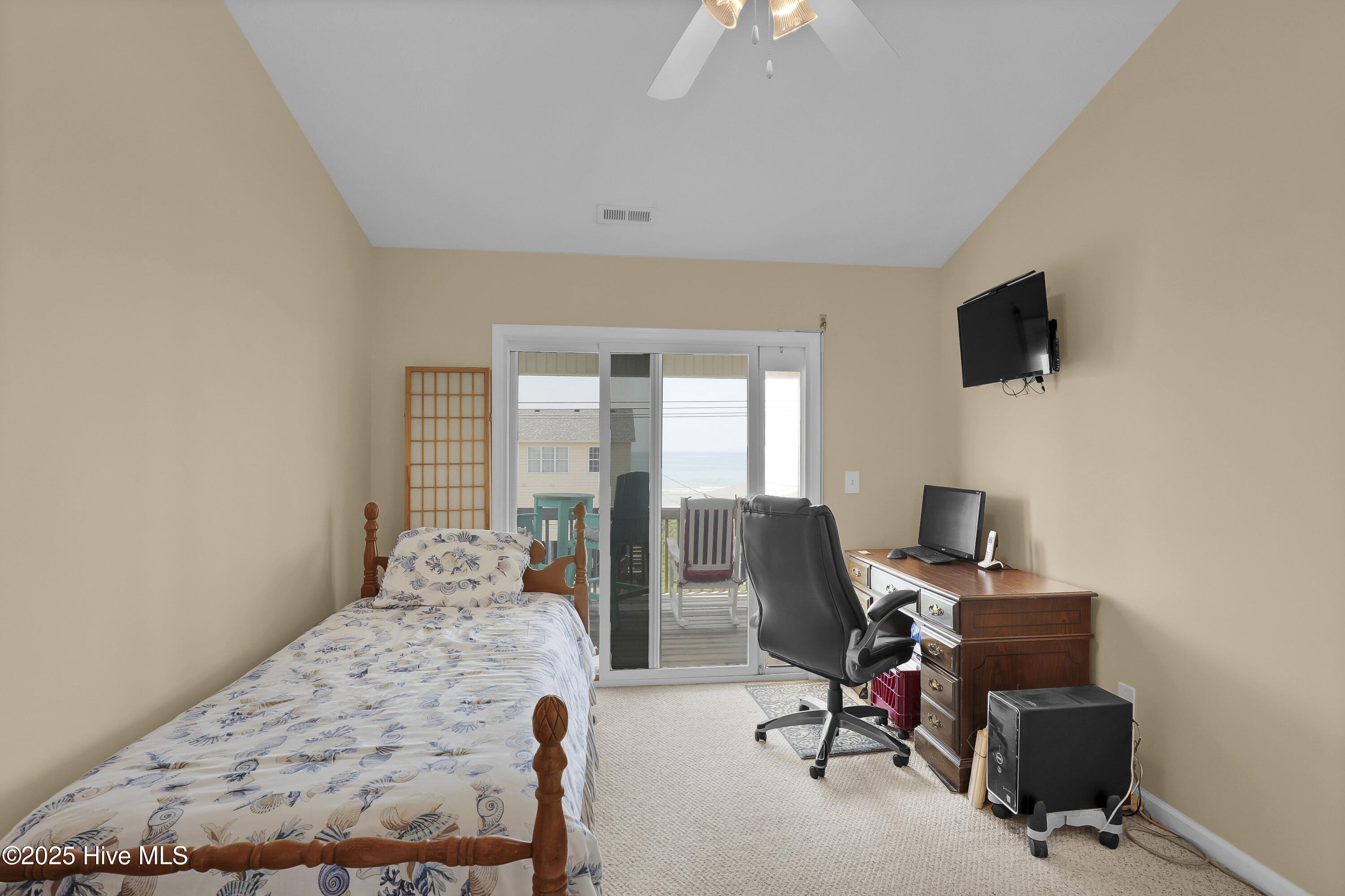 100548712 | Photo 19