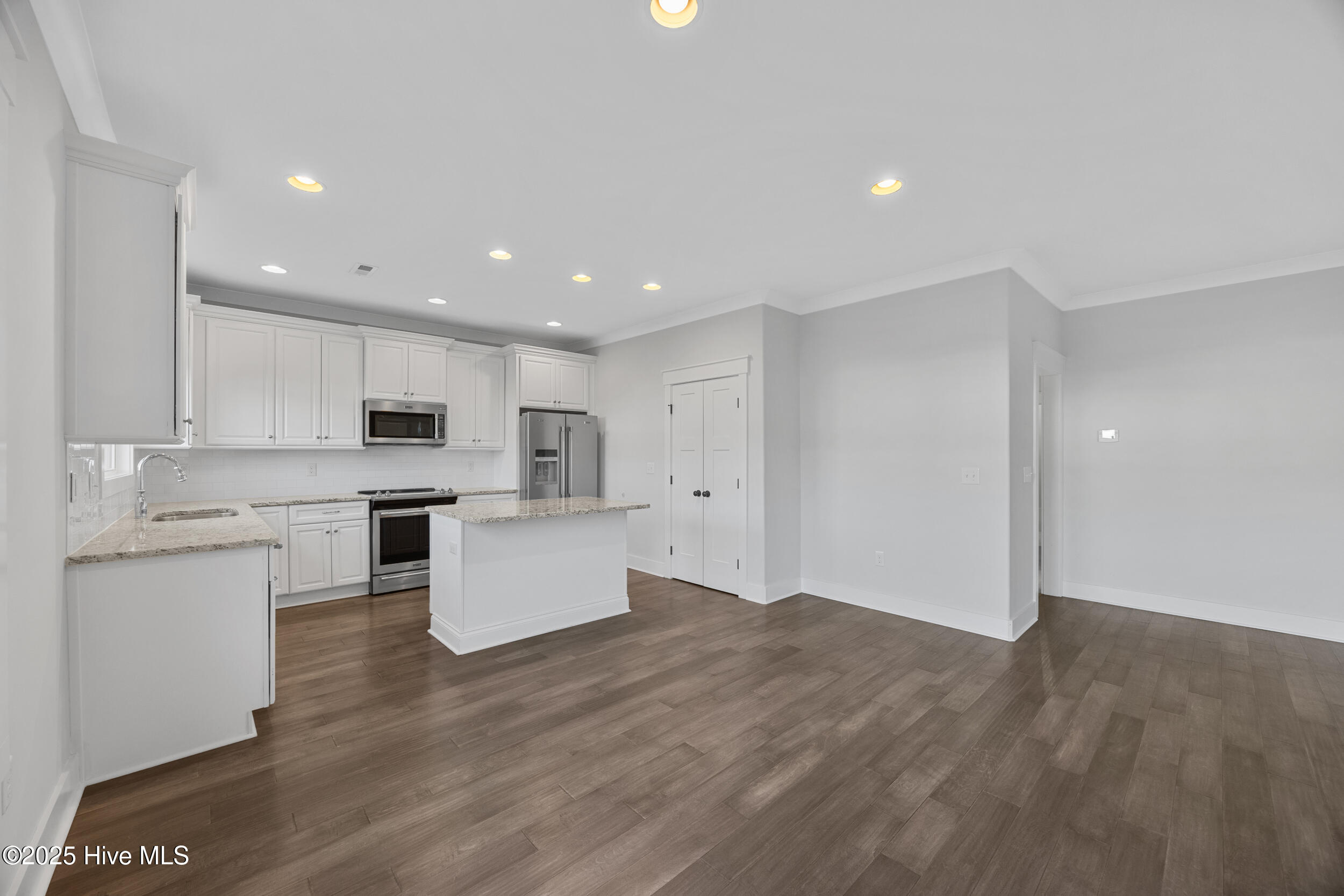 100545820 | Photo 10