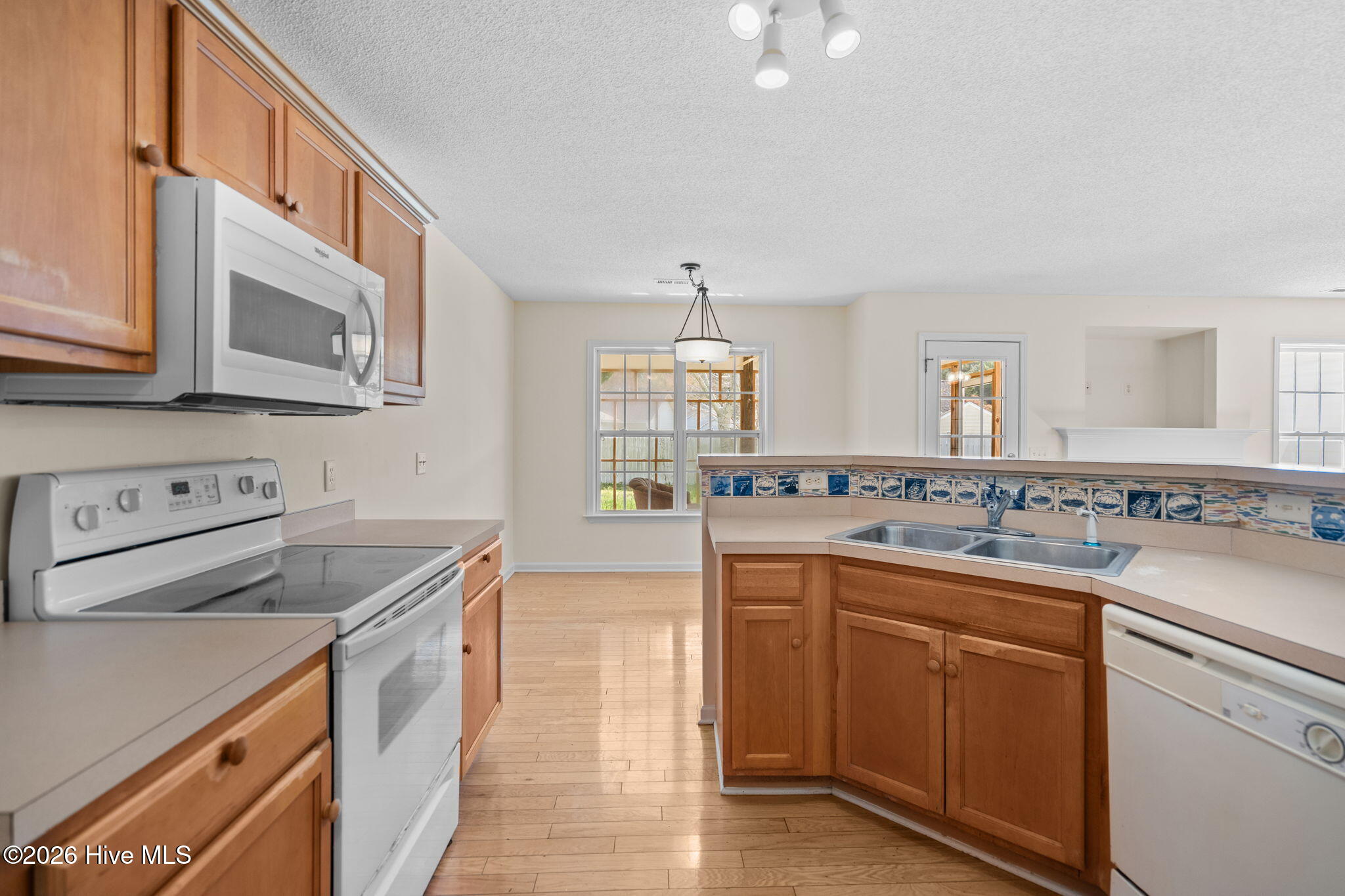 100560946 | Photo 22