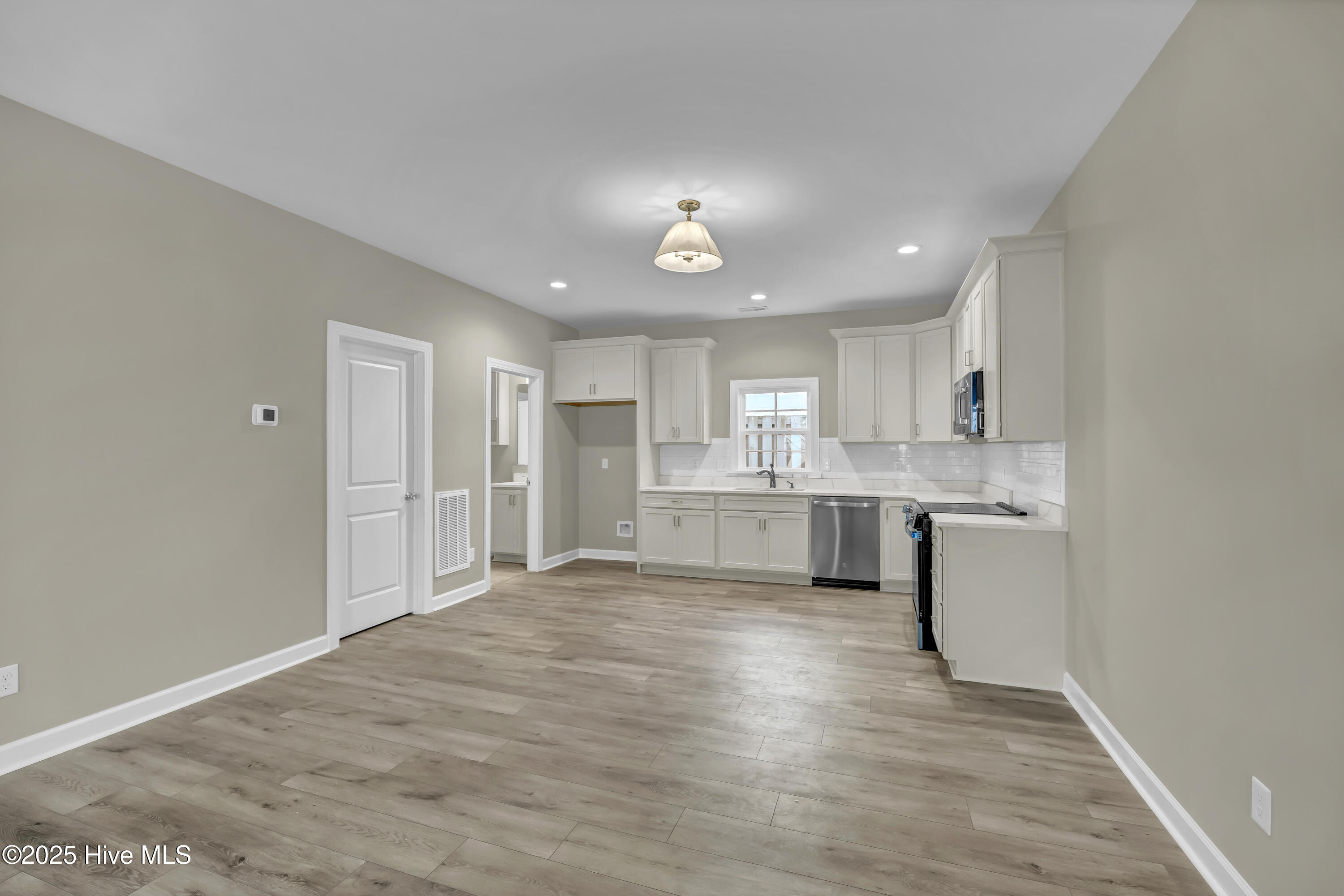 100545866 | Photo 23