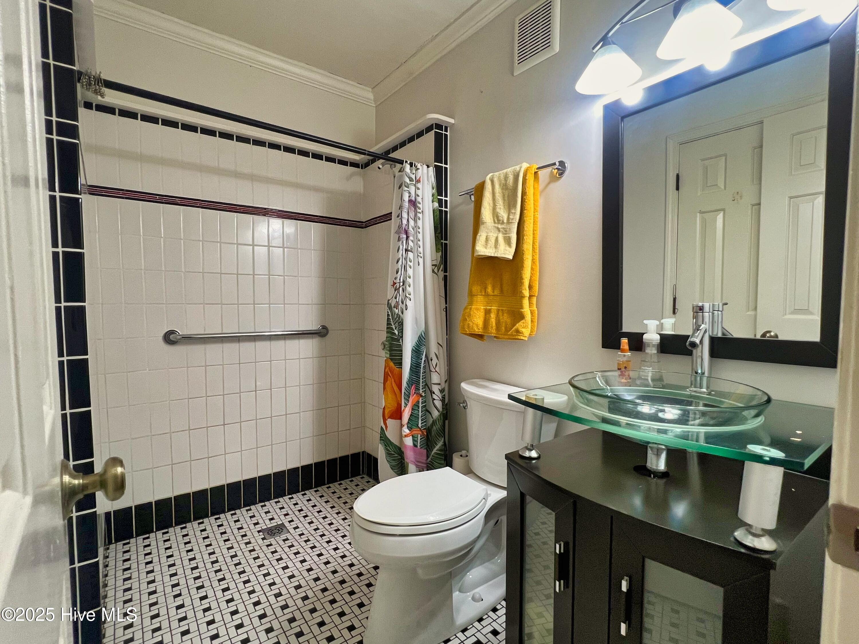 100521049 | Photo 23