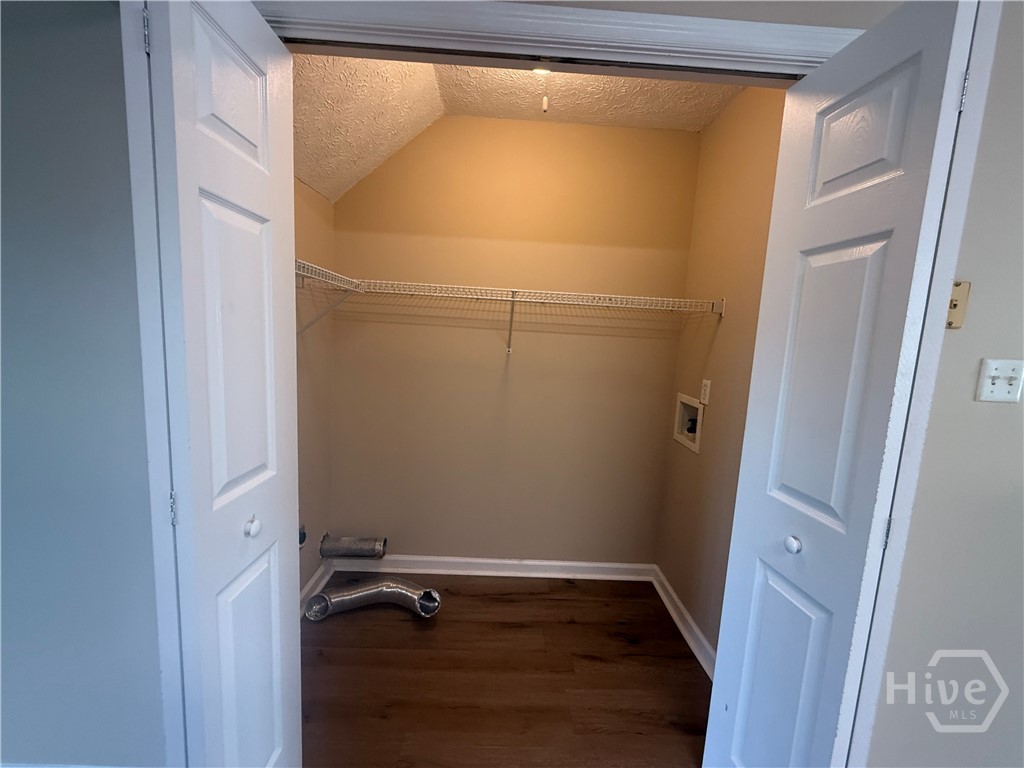 Laundry hook up (off kitchen)
