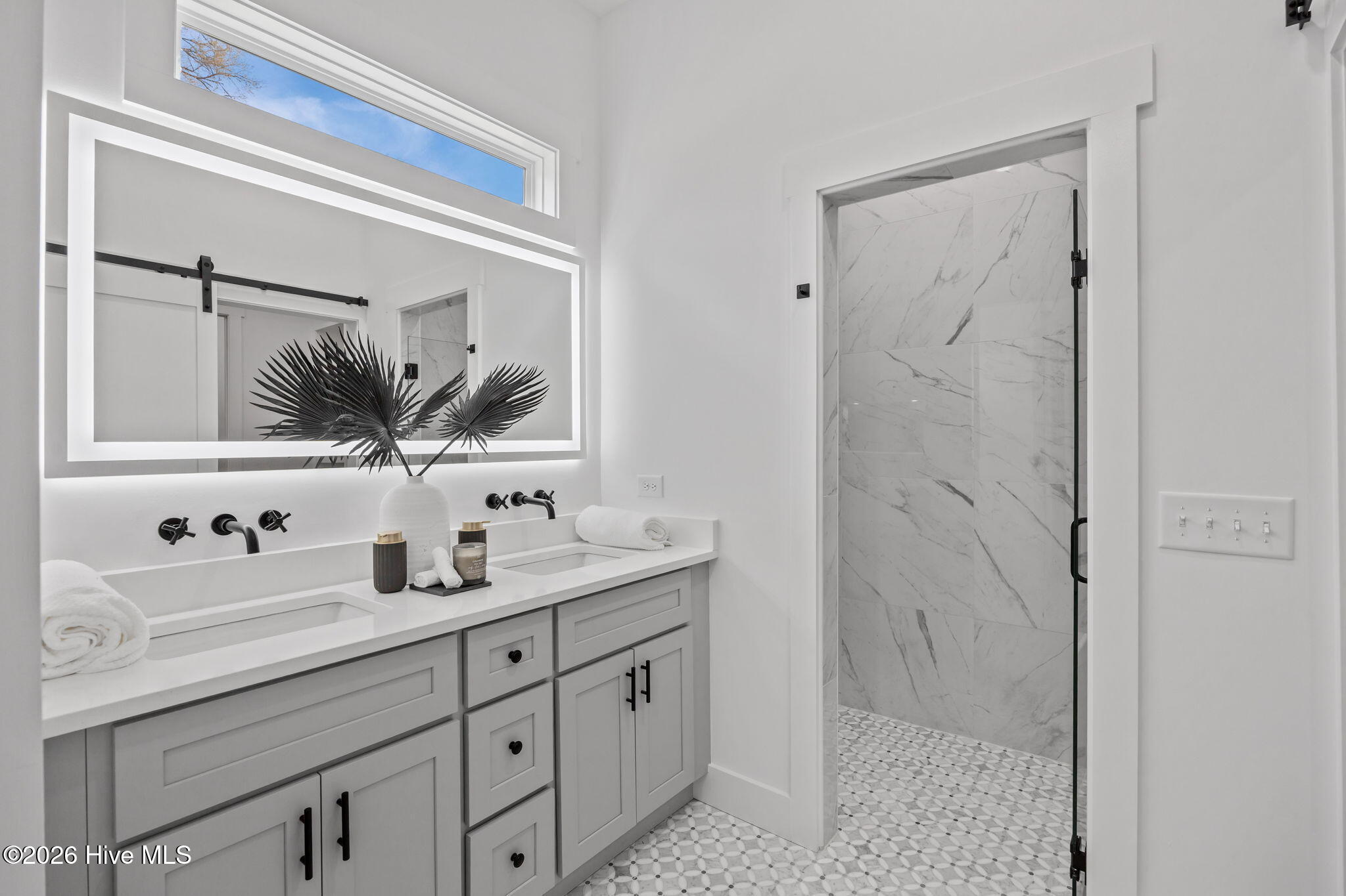 100561679 | Photo 20