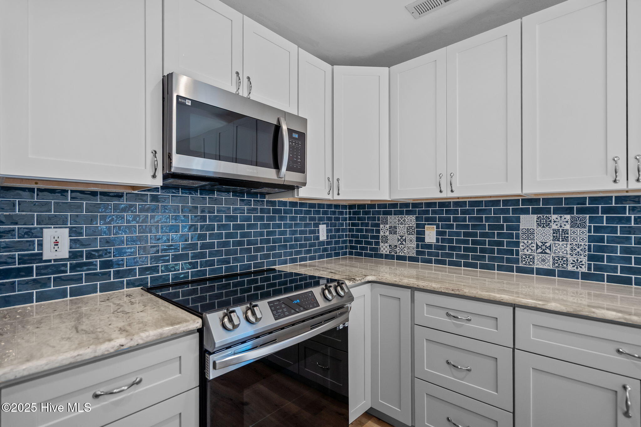 100544988 | Photo 11