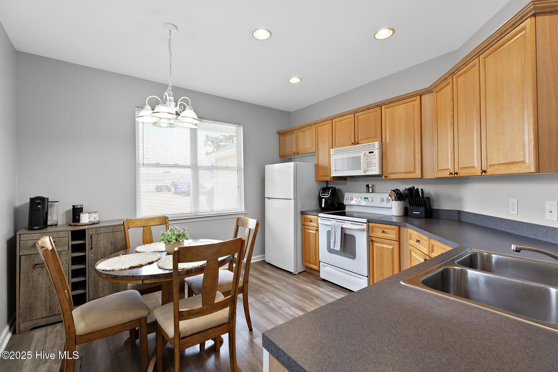 100546860 | Photo 12