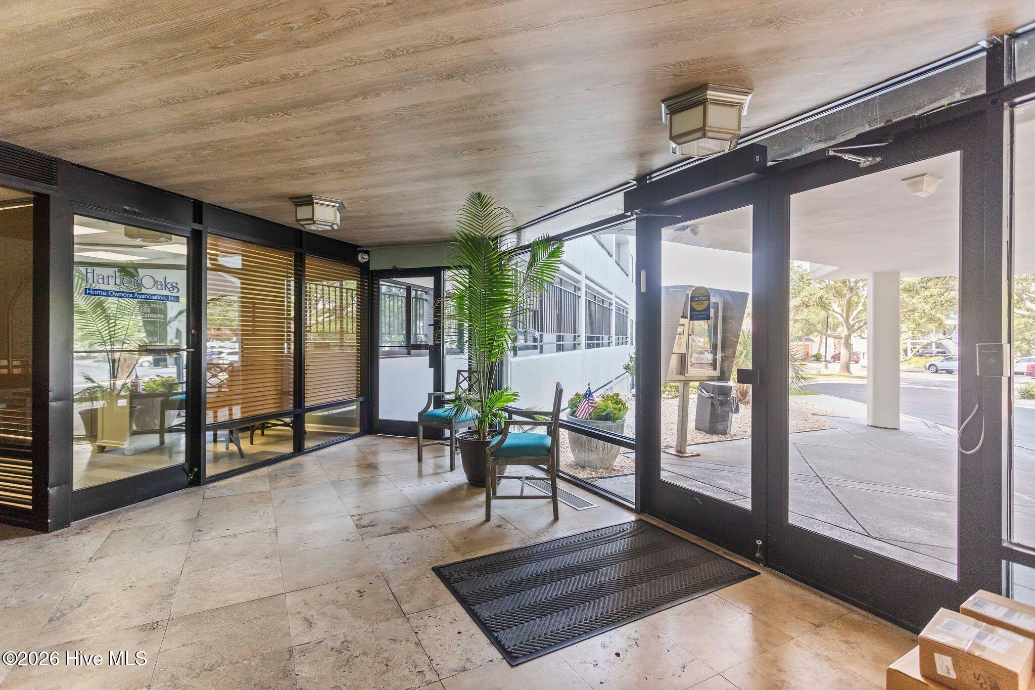 100560958 | Photo 31