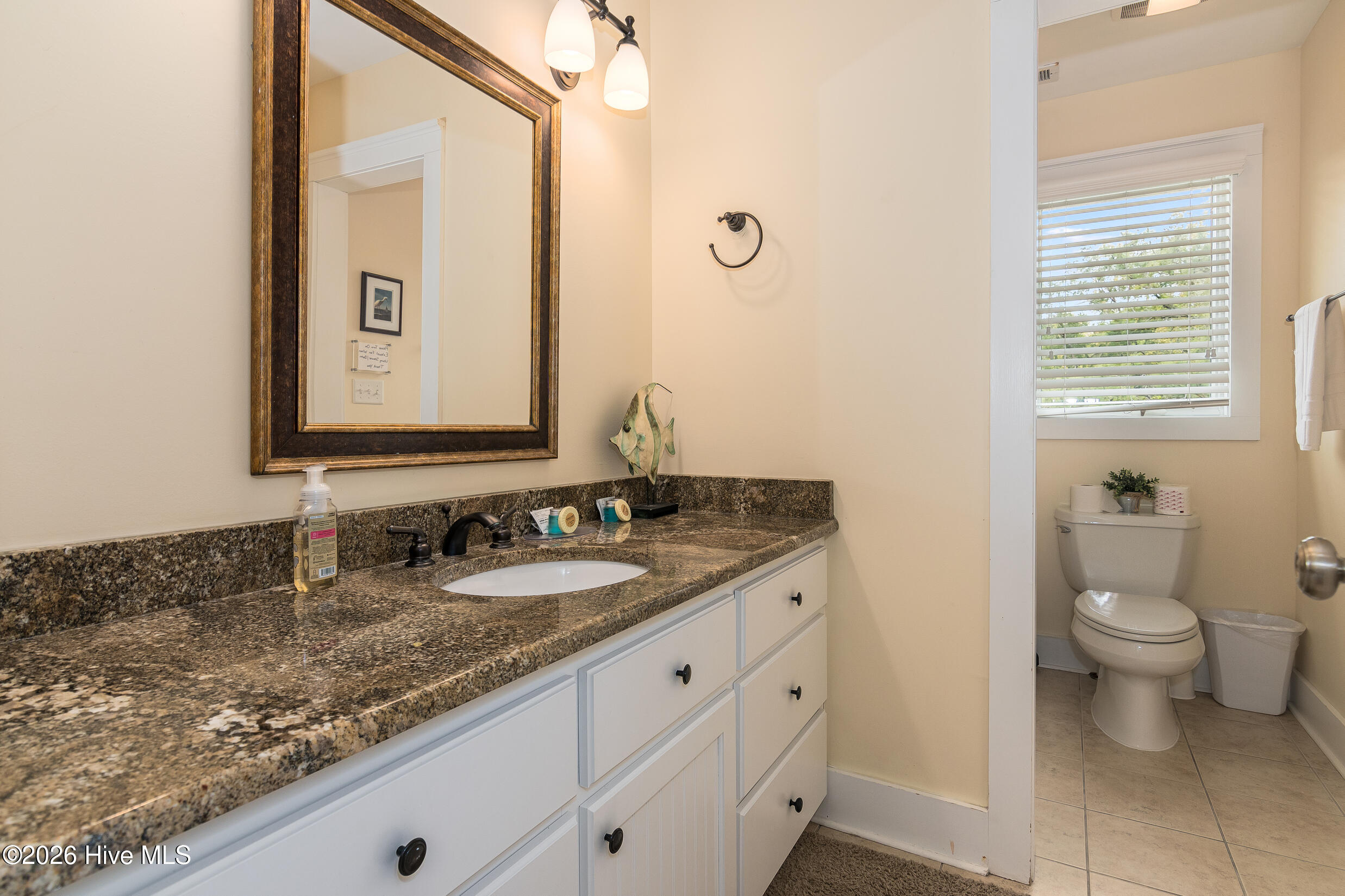 100570305 | Photo 24